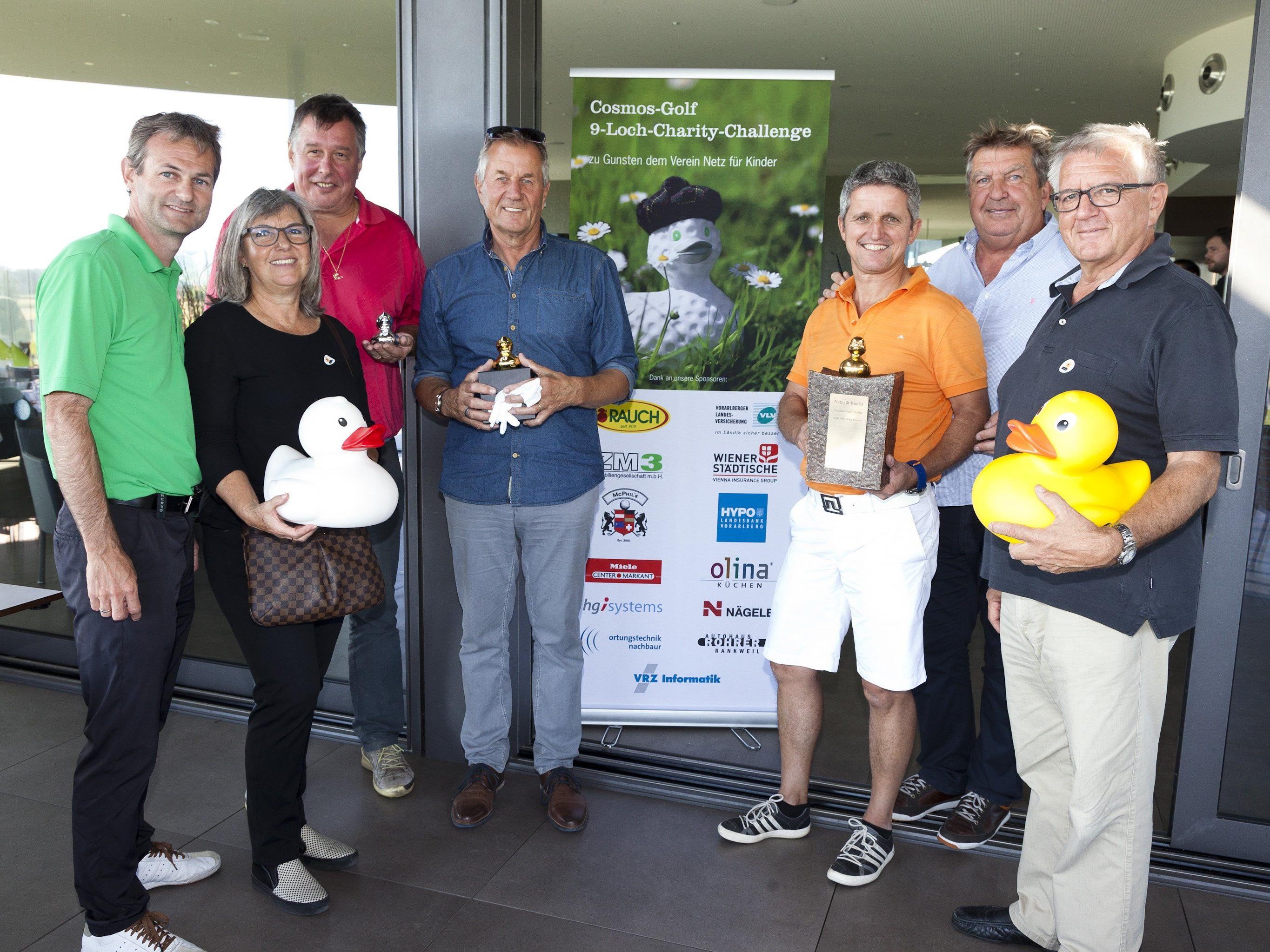 Knapp 20.000 Euro erspielten die Golfer für die Aktion Netz für Kinder