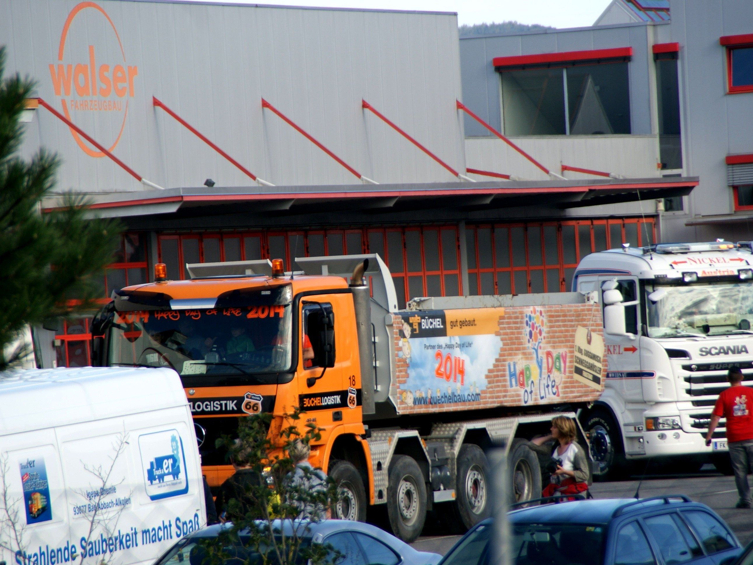 Der LKW-Korso führte von Rankweil nach Götzis und zurück, die Kinder waren begeistert. Der LKW-Korso führte von Rankweil nach Götzis und zurück, die Kinder waren begeistert.