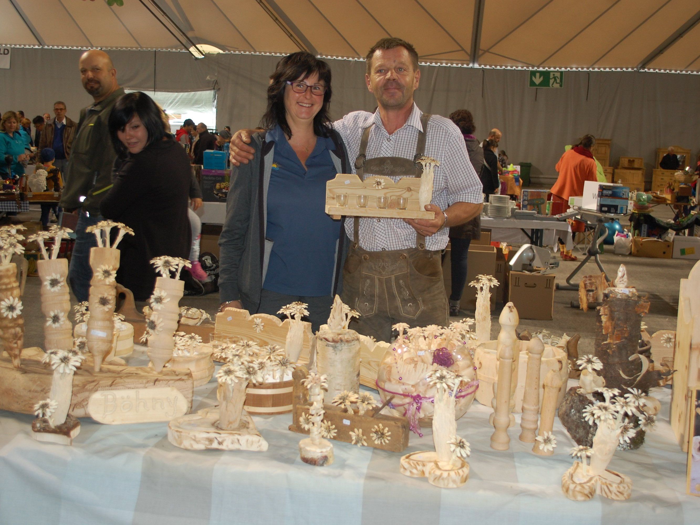 An über 70 Ständen wurden beim Flohmarkt im Aktivpark Waren angeboten. An über 70 Ständen wurden beim Flohmarkt im Aktivpark Waren angeboten.