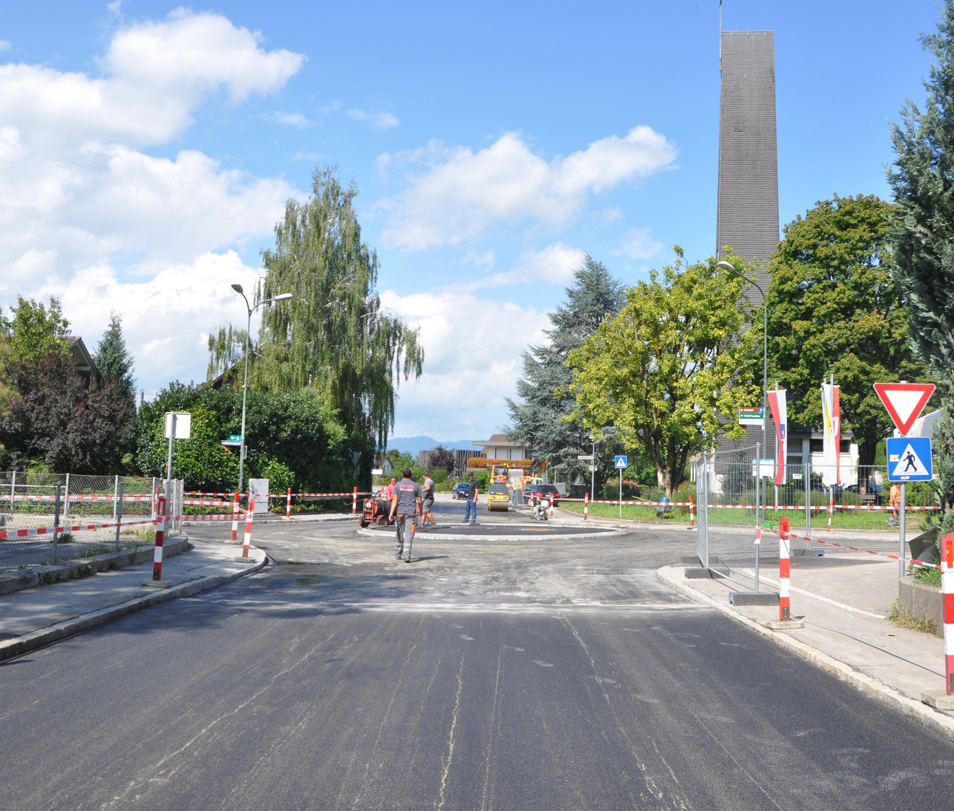 Beim Kreisverkehr in der Hadeldorfstraße werden die Arbeiten diese Woche abgeschlossen. Beim Kreisverkehr in der Hadeldorfstraße werden die Arbeiten diese Woche abgeschlossen.