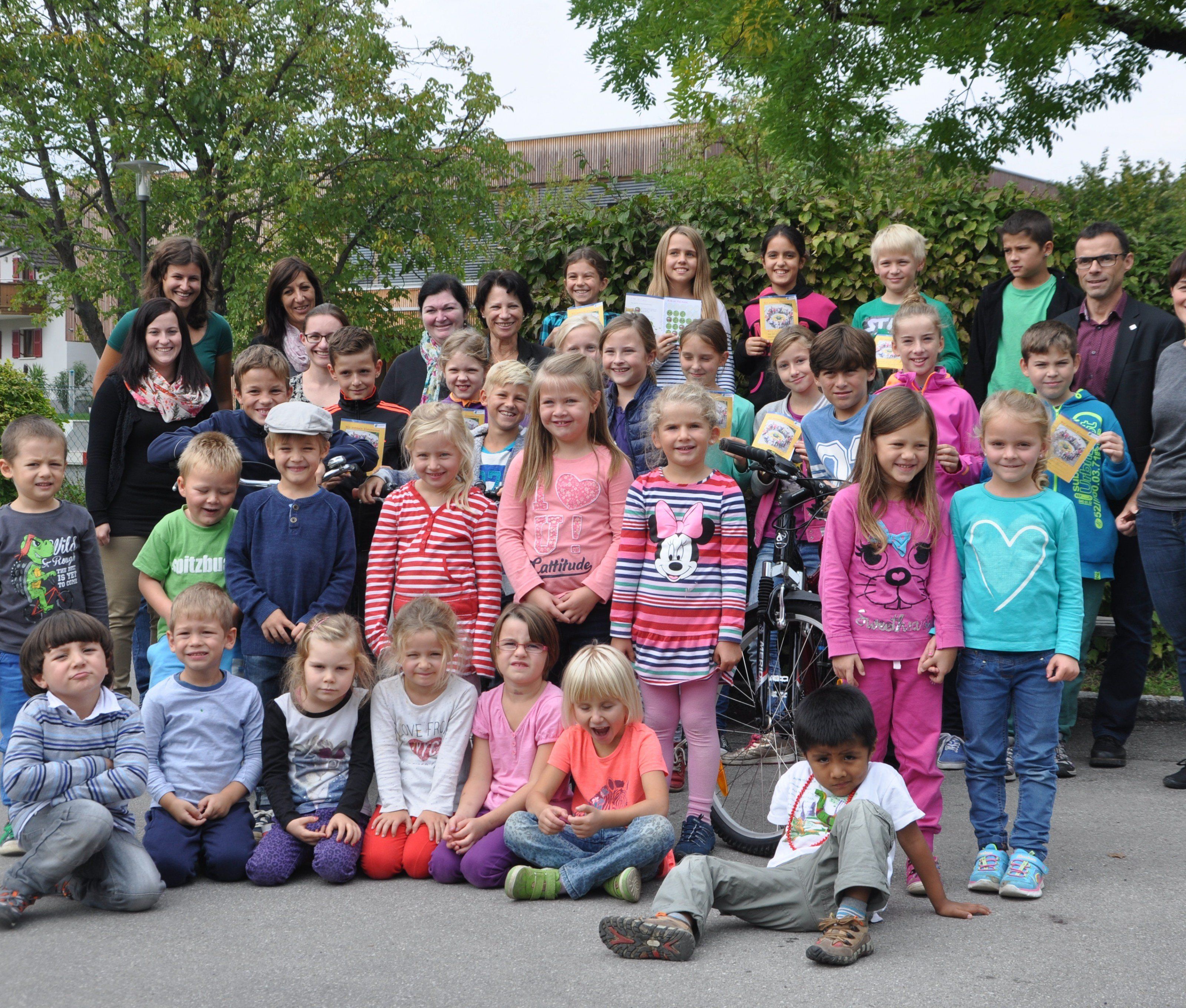 Rund 170 Kinder aus Zwischenwasser beteiligen sich an der Klimameilen Aktion 2015 Rund 170 Kinder aus Zwischenwasser beteiligen sich an der Klimameilen Aktion 2015