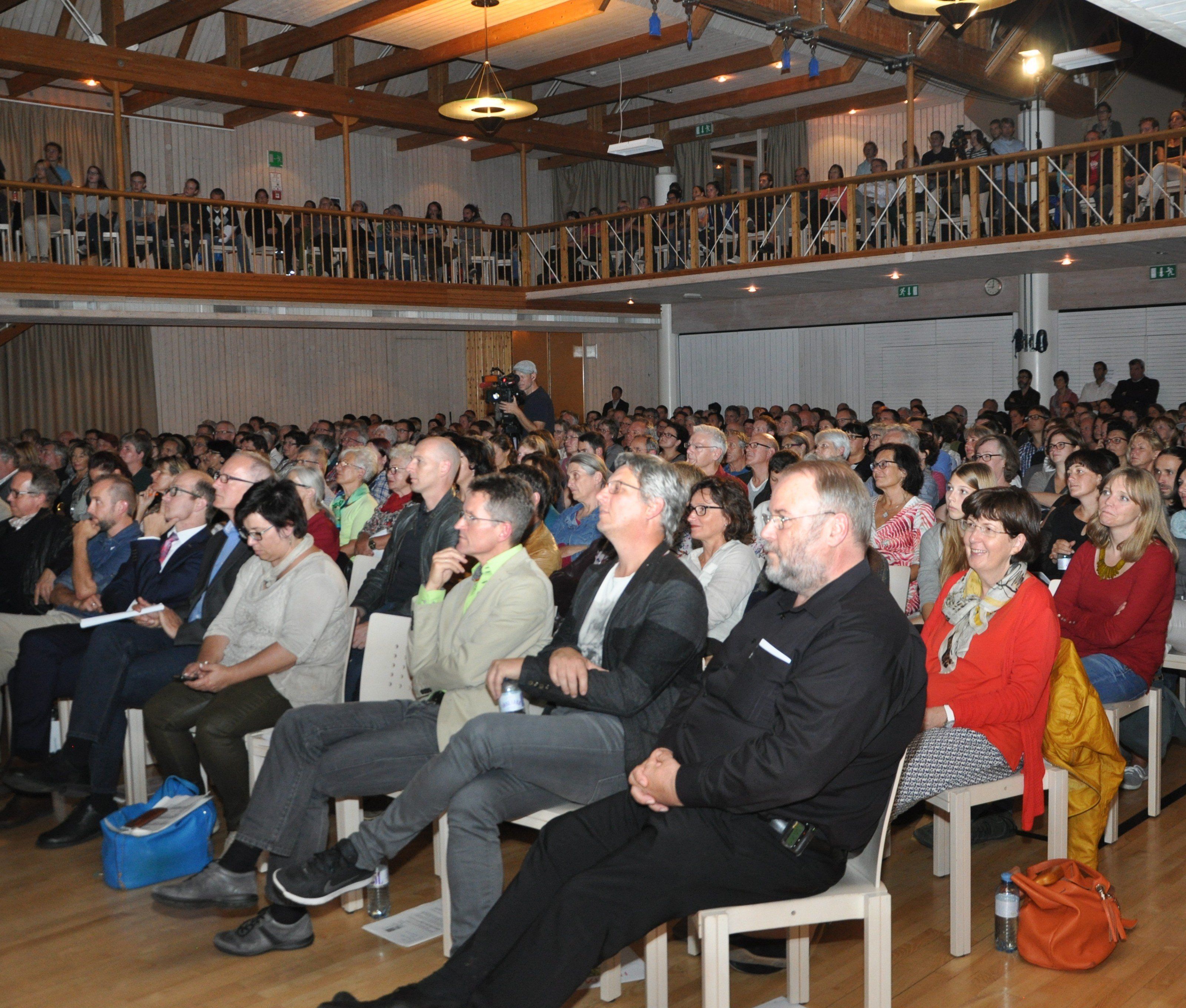 Ein bis auf den letzten Platz gefüllter Winzersaal beim Infoabend Flüchtlings u. Asylwesen Ein bis auf den letzten Platz gefüllter Winzersaal beim Infoabend Flüchtlings u. Asylwesen