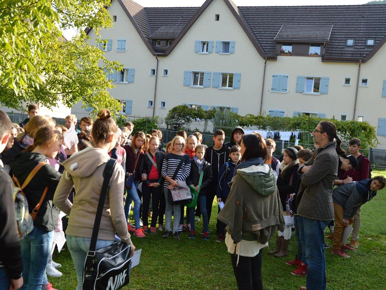 Interessiert und betroffen hörten sich die SchülerInnen die Geschichten an, wie Menschen nach Österreich flüchten.