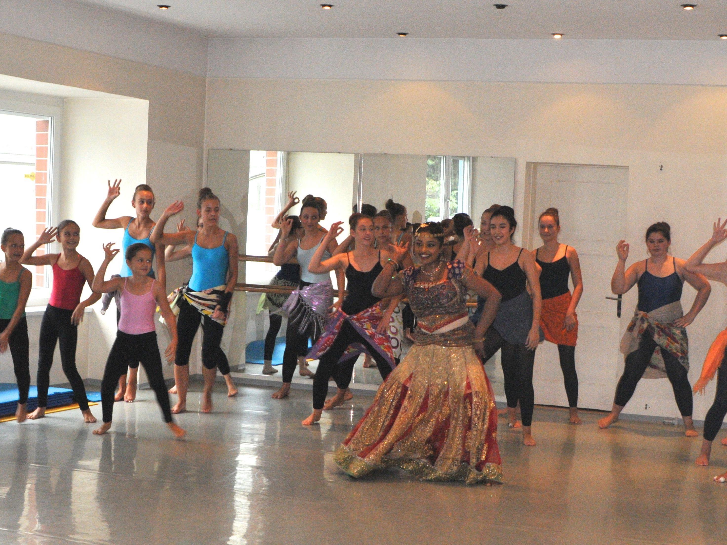 Bollywood Dance mit Dilani und den Workshopteilnehmern