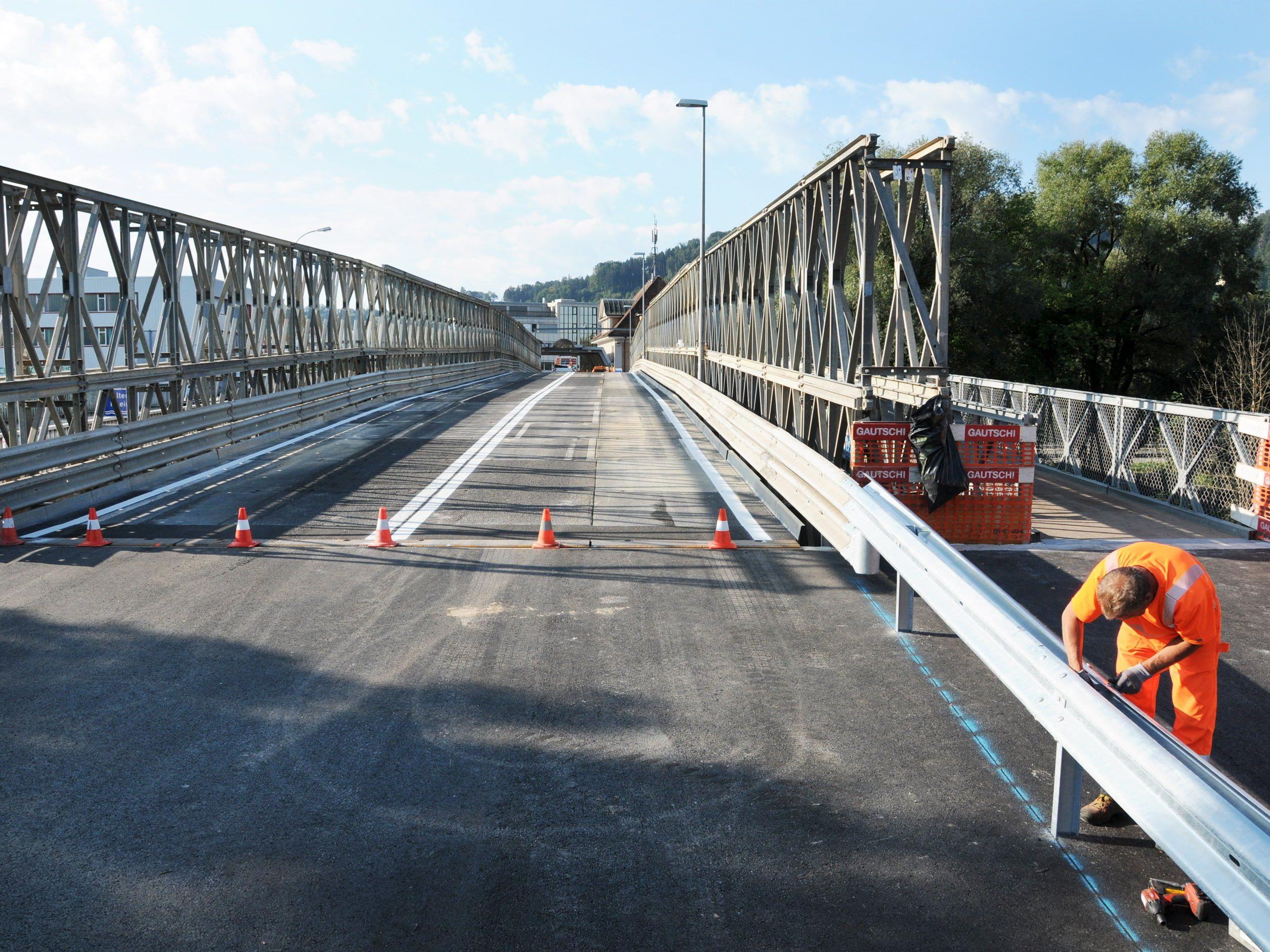 Die Ersatzbrücke ist beinahe fertig, ab der kommenden Woche rollt der Grenzverkehr darüber.