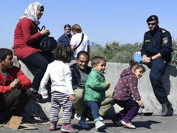 Flüchtlinge warten in Nickelsdorf im Burgenland auf die Weiterreise