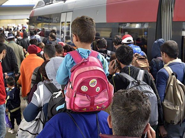 Flüchtlinge bei der Ankunft aus Ungarn am Wiener Westbahnhof Flüchtlinge bei der Ankunft aus Ungarn am Wiener Westbahnhof
