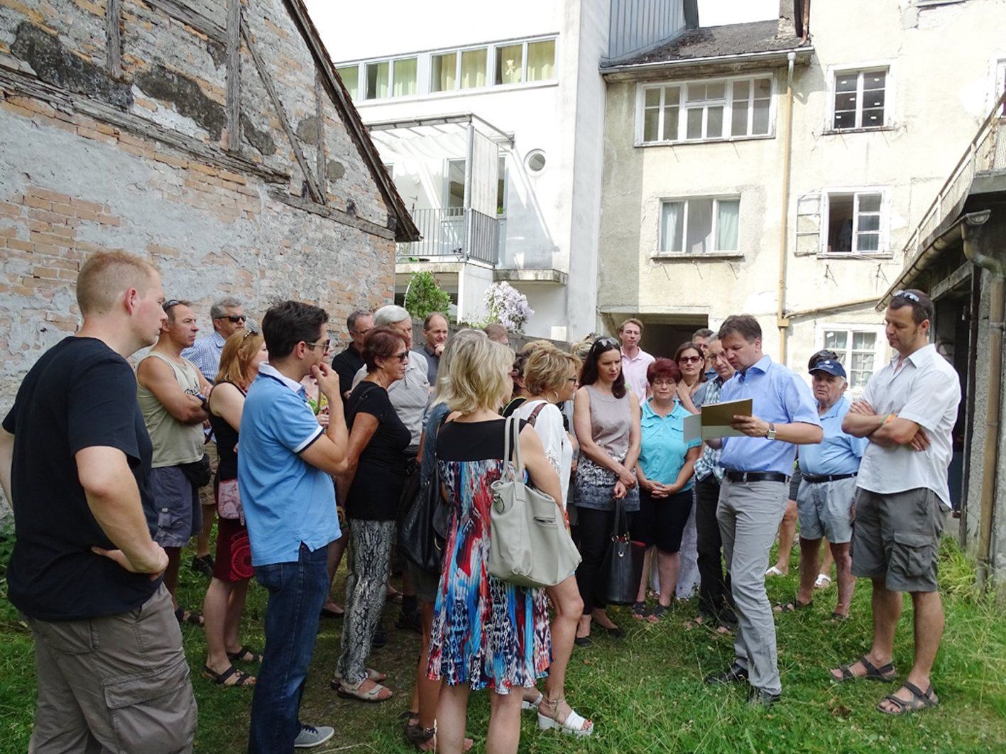 Markus Schadenbauer-Lacha (3.v.r.) erklärte seie Vision von der künftigen Entwicklung der Marktstraße. Markus Schadenbauer-Lacha (3.v.r.) erklärte seie Vision von der künftigen Entwicklung der Marktstraße.