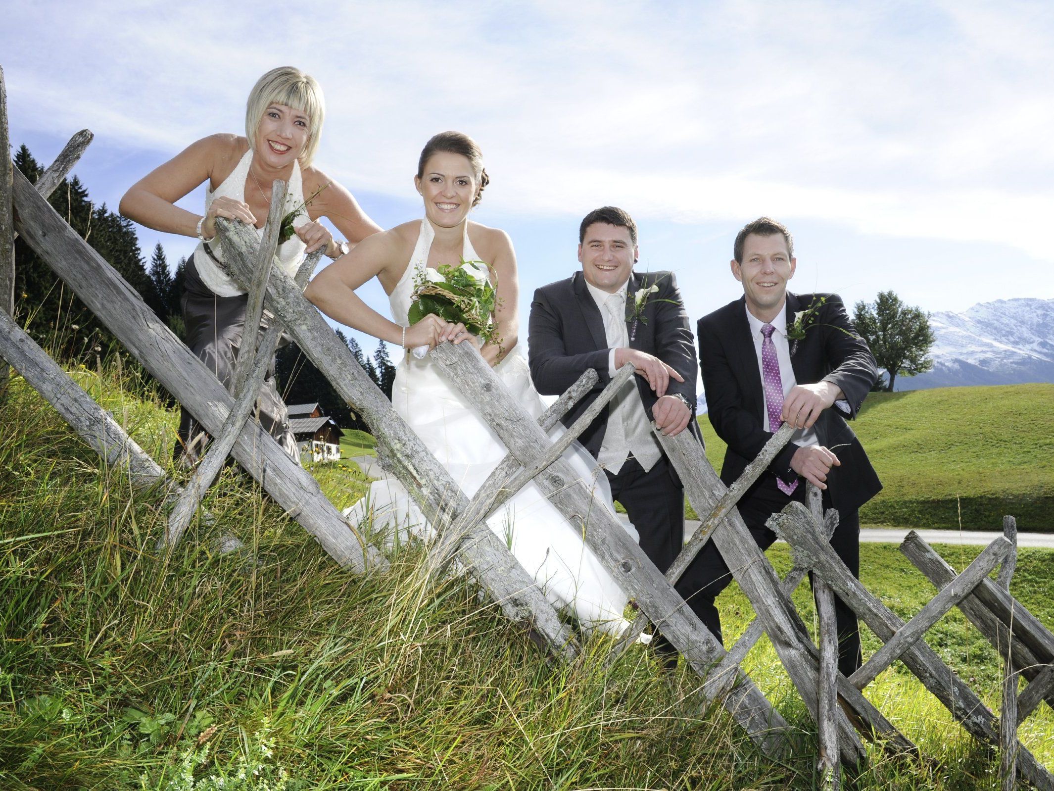 Das Brautpaar mit seinen Trauzeugen. Das Brautpaar mit seinen Trauzeugen.