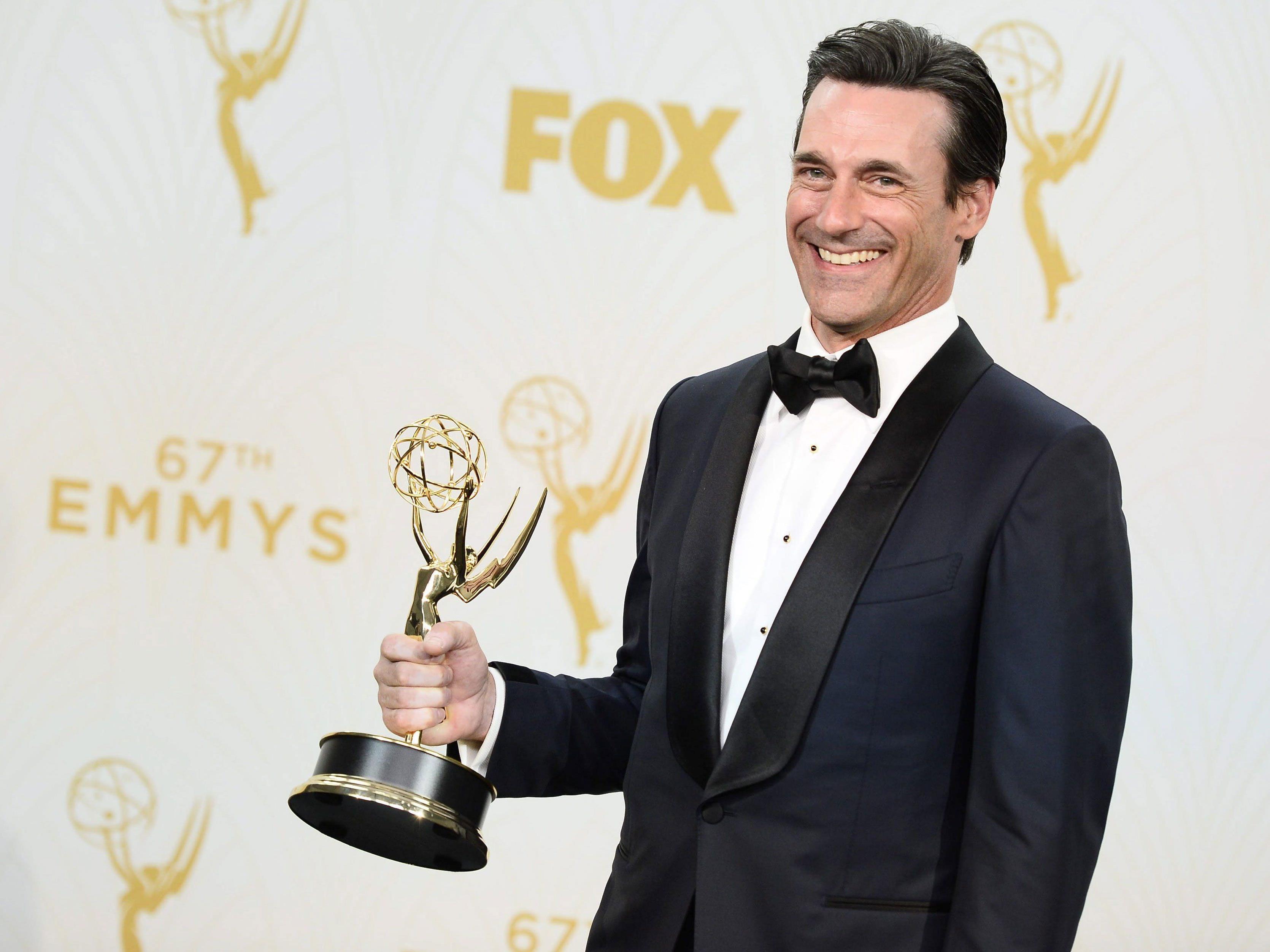 Jon Hamm mit seinem Award für die Leistung in "Mad Men". Jon Hamm mit seinem Award für die Leistung in "Mad Men".
