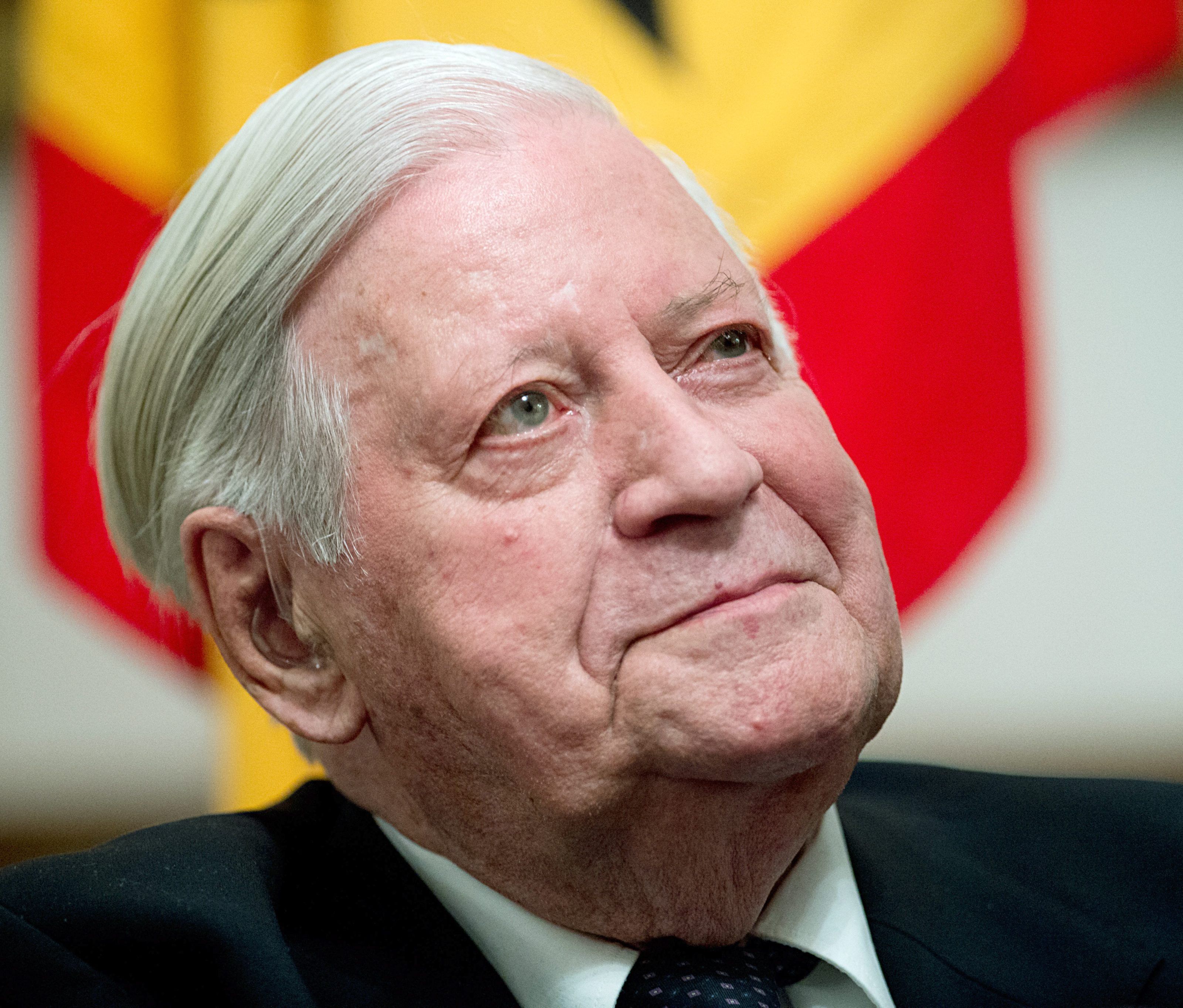 Altkanzler Helmut Schmidt darf laut Kardiologe weiterrauchen. Altkanzler Helmut Schmidt darf laut Kardiologe weiterrauchen.
