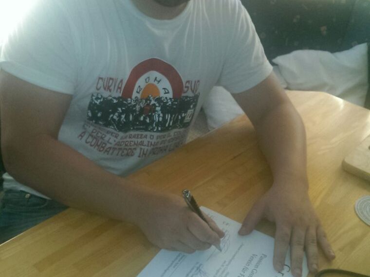 Gründungsobmann Sandro Sonderegger bei der Unterzeichnung der Urkunde Gründungsobmann Sandro Sonderegger bei der Unterzeichnung der Urkunde