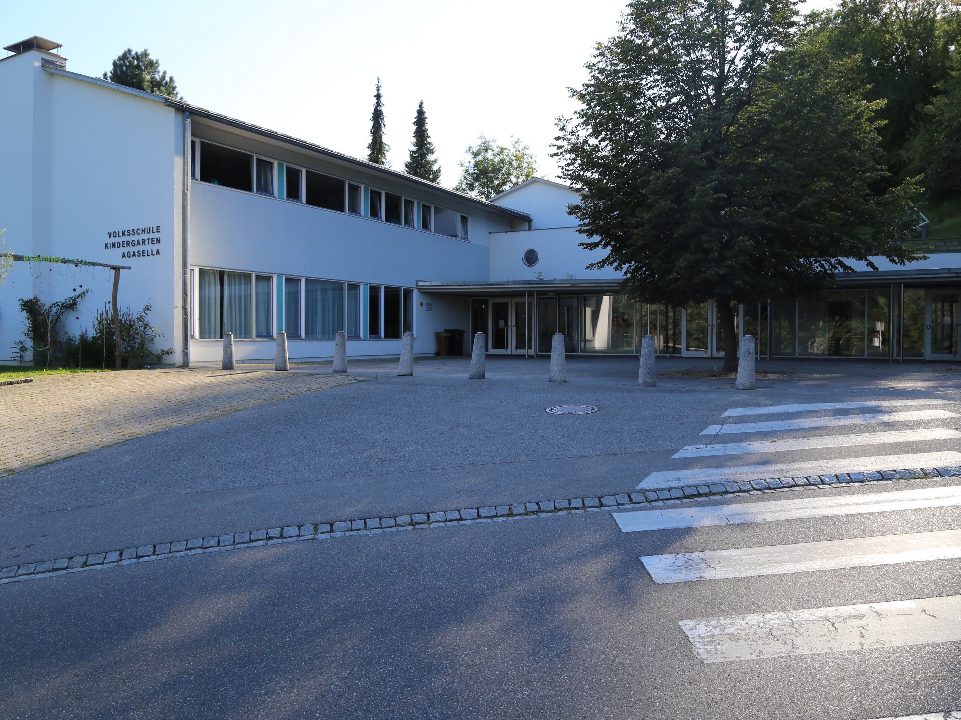 Auf dem Schulhof sollen fünf Container für die Mittagsbetreuung errichtet werden. Auf dem Schulhof sollen fünf Container für die Mittagsbetreuung errichtet werden.