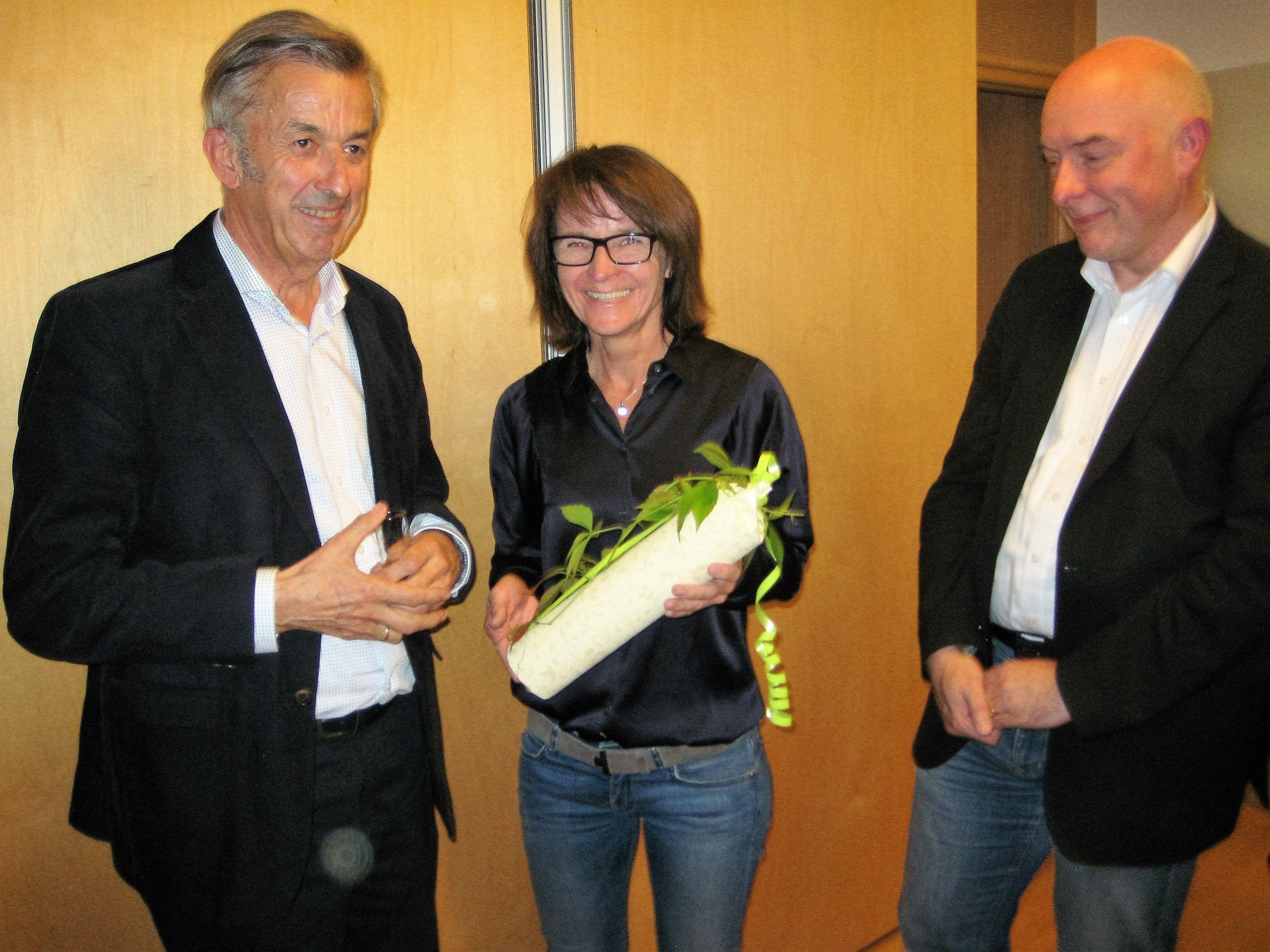 Michael Bartenstein mit seinen Lehrerkollegen Susanne Greber-Germann und Ariel Lang.