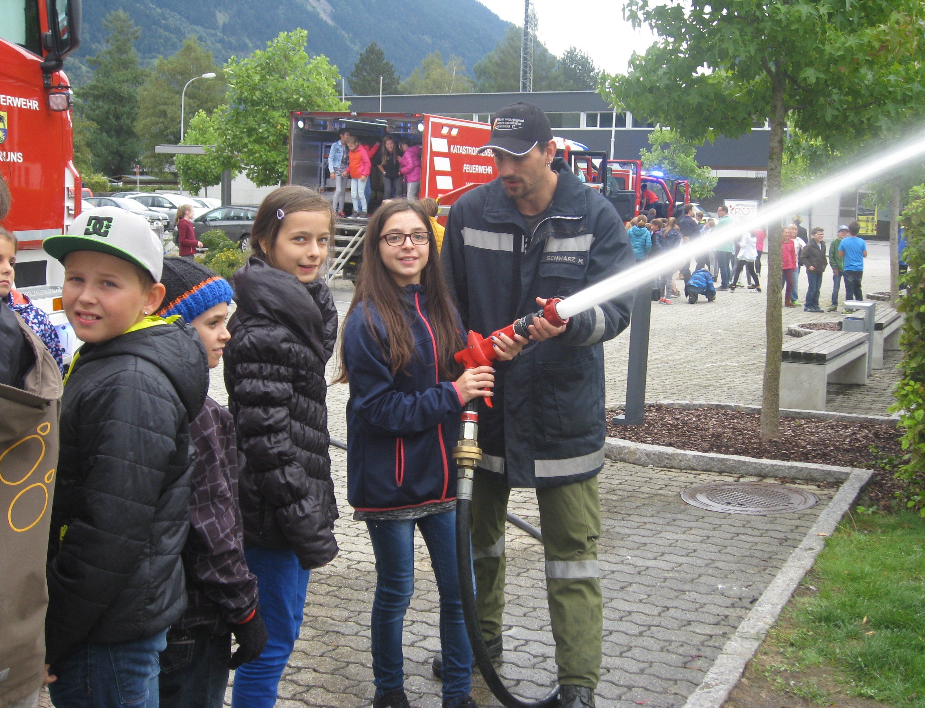 Viele Sachen durften ausprobiert werden, als sich die Montafoner Wehren vorstellten. Viele Sachen durften ausprobiert werden, als sich die Montafoner Wehren vorstellten.