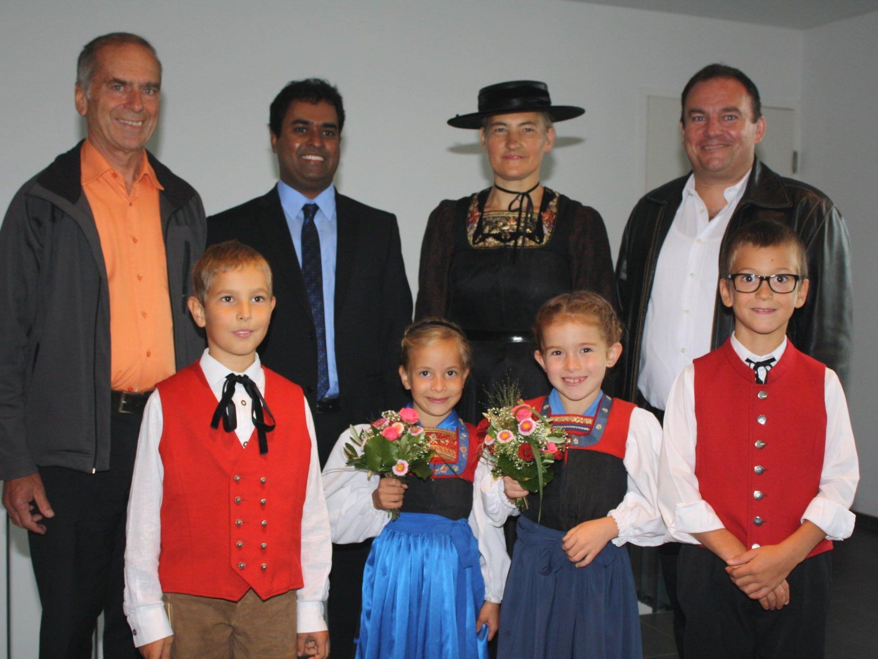 Die Pfarrgemeinderäte Hans Nußbaumer, Emma Fuchs und Patrick Fink freuten sich mit den Trachtenkindern über den neuen Pfarrer Noby Acharuparambil