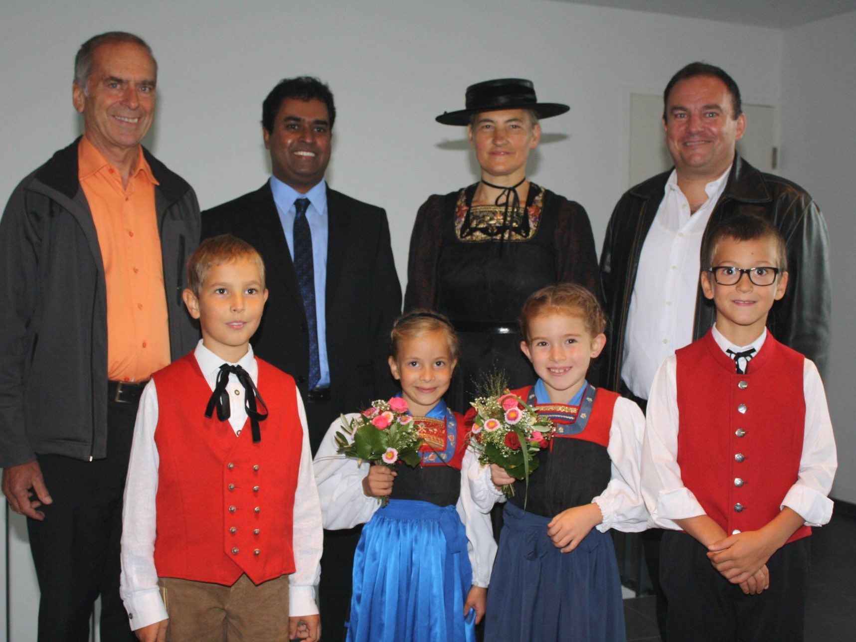 Die Pfarrgemeinderäte Hans Nußbaumer, Emma Fuchs und Patrick Fink freuten sich mit den Trachtenkindern über den neuen Pfarrer Noby Acharuparambil Die Pfarrgemeinderäte Hans Nußbaumer, Emma Fuchs und Patrick Fink freuten sich mit den Trachtenkindern über den neuen Pfarrer Noby Acharuparambil