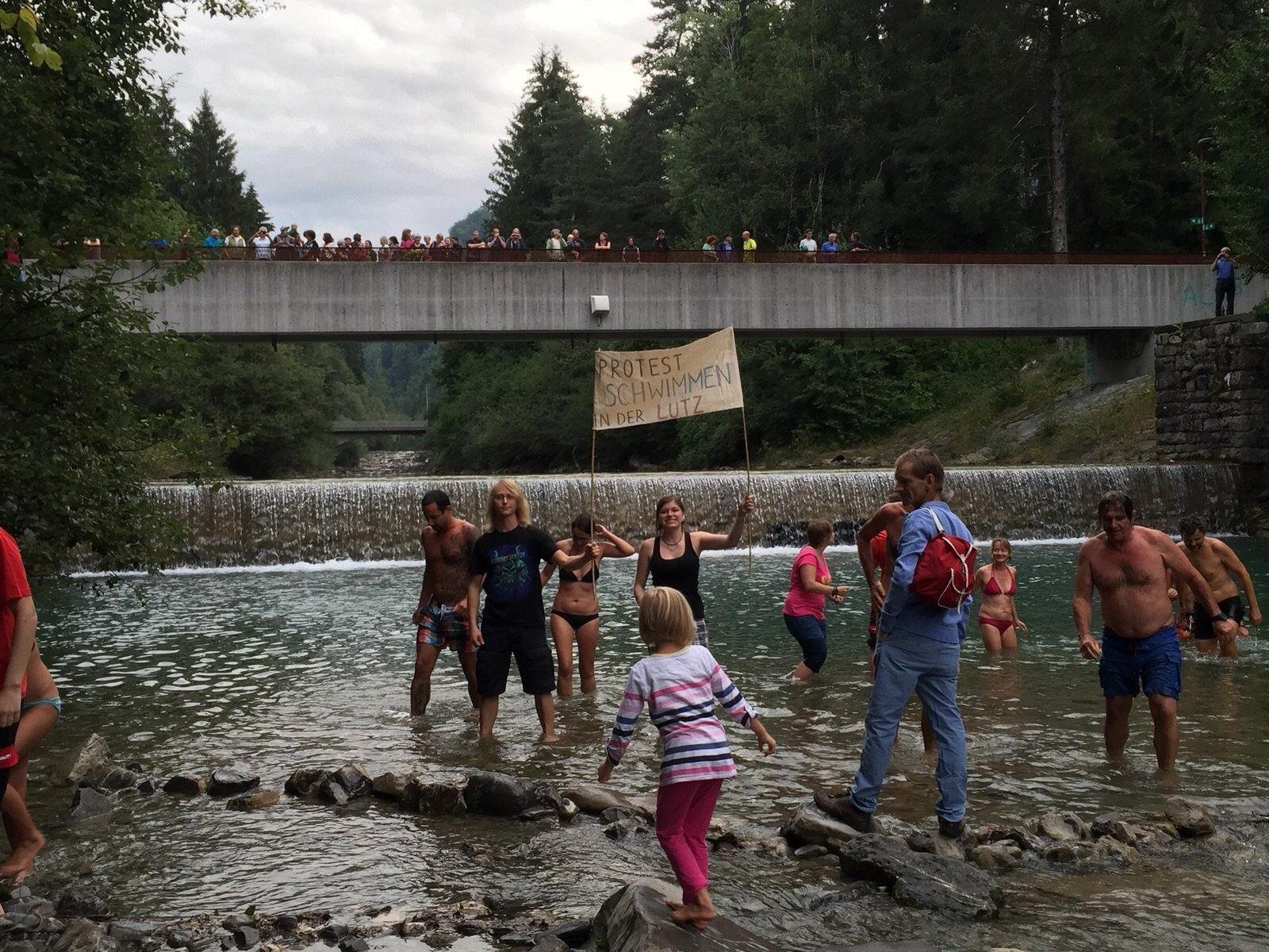 Die Protestschwimmer und Unterstützer