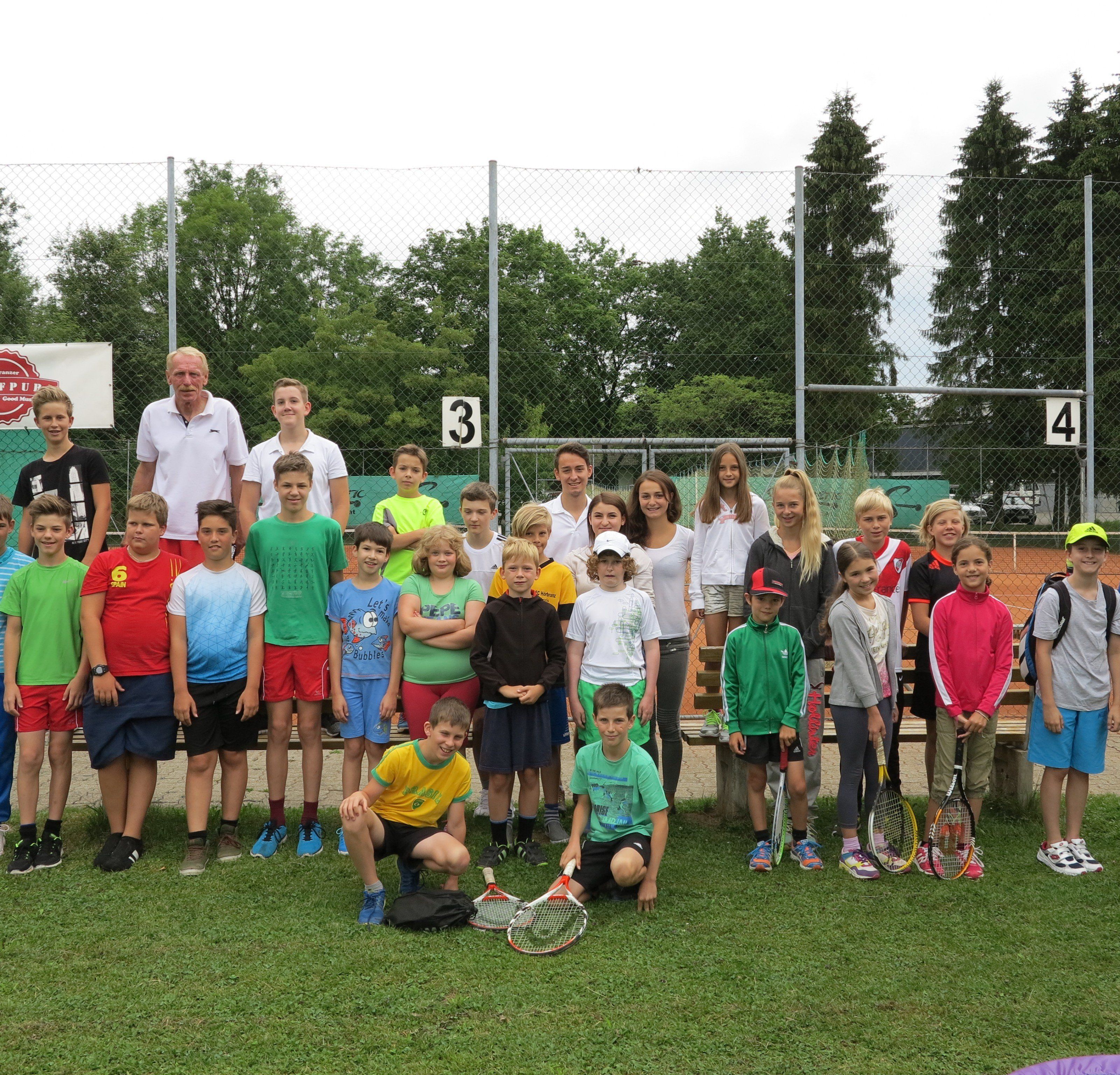 Die Teilnehmerinnen und Teilnehmer der Sportwoche mit ihren Betreuerinnen und Betreuern Teresa, Angelina, David und Zbynek Die Teilnehmerinnen und Teilnehmer der Sportwoche mit ihren Betreuerinnen und Betreuern Teresa, Angelina, David und Zbynek
