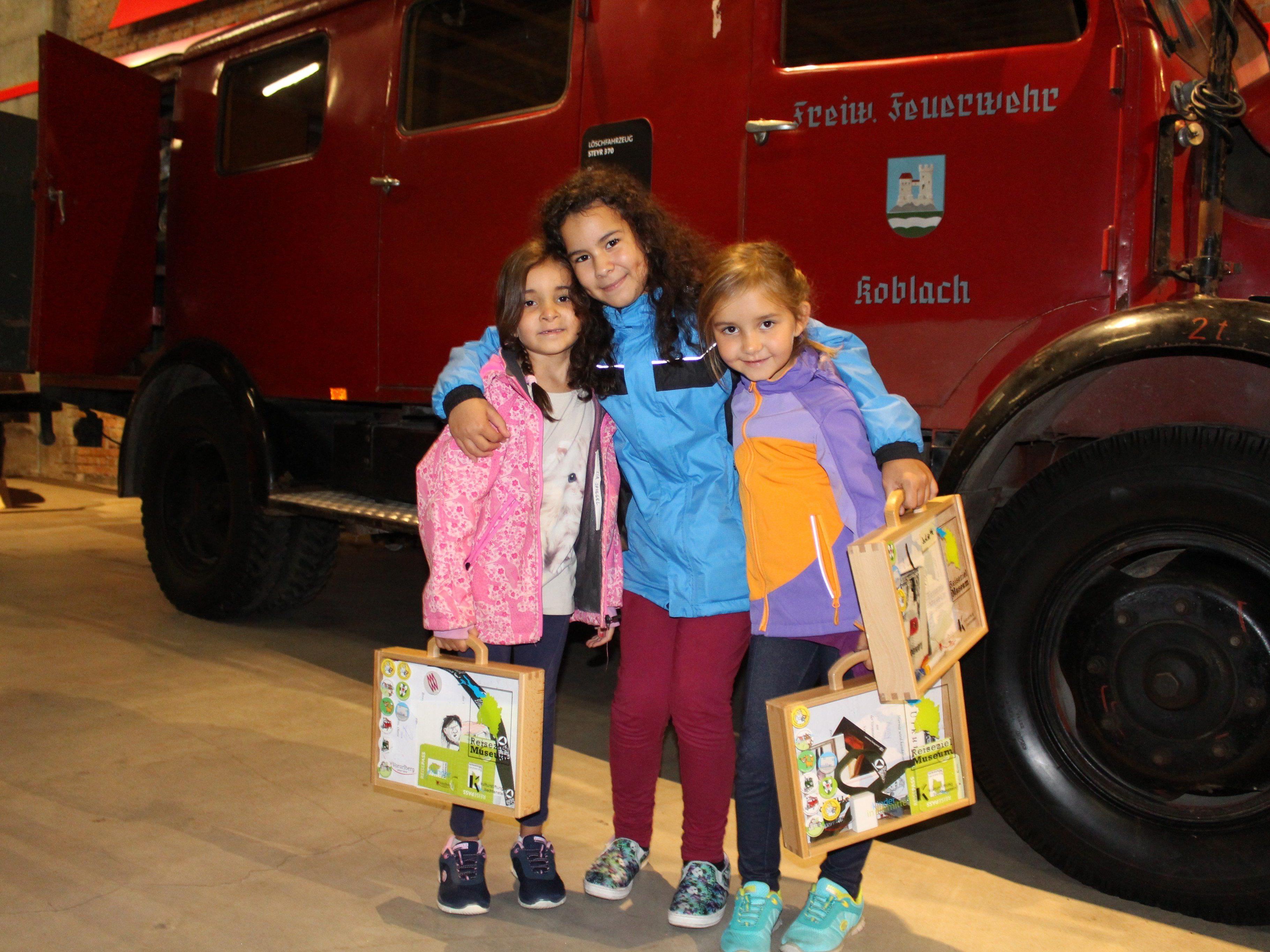 Mia, Juliette und Amy entdeckten historische Feuerwehrautos im "Wollaschopf"
