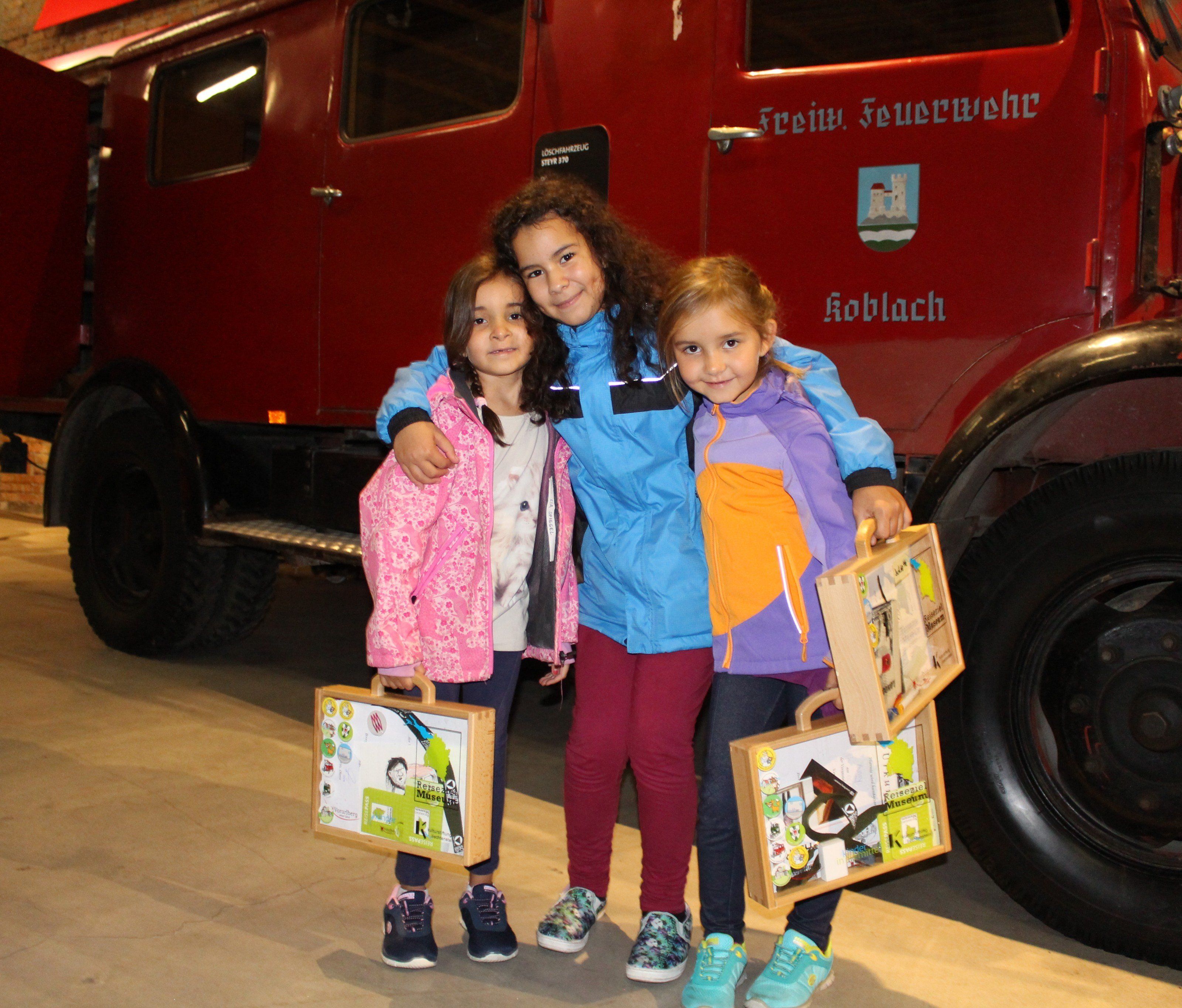 Mia, Juliette und Amy entdeckten historische Feuerwehrautos im "Wollaschopf" Mia, Juliette und Amy entdeckten historische Feuerwehrautos im "Wollaschopf"