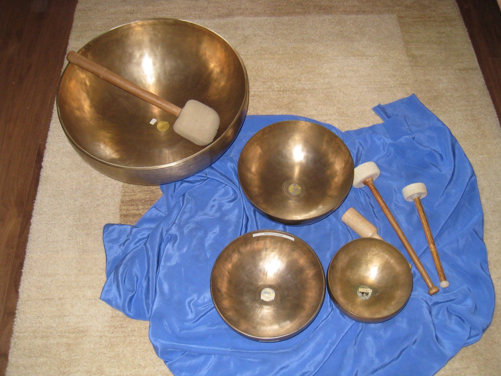 Auswahl von Klangschalen Auswahl von Klangschalen