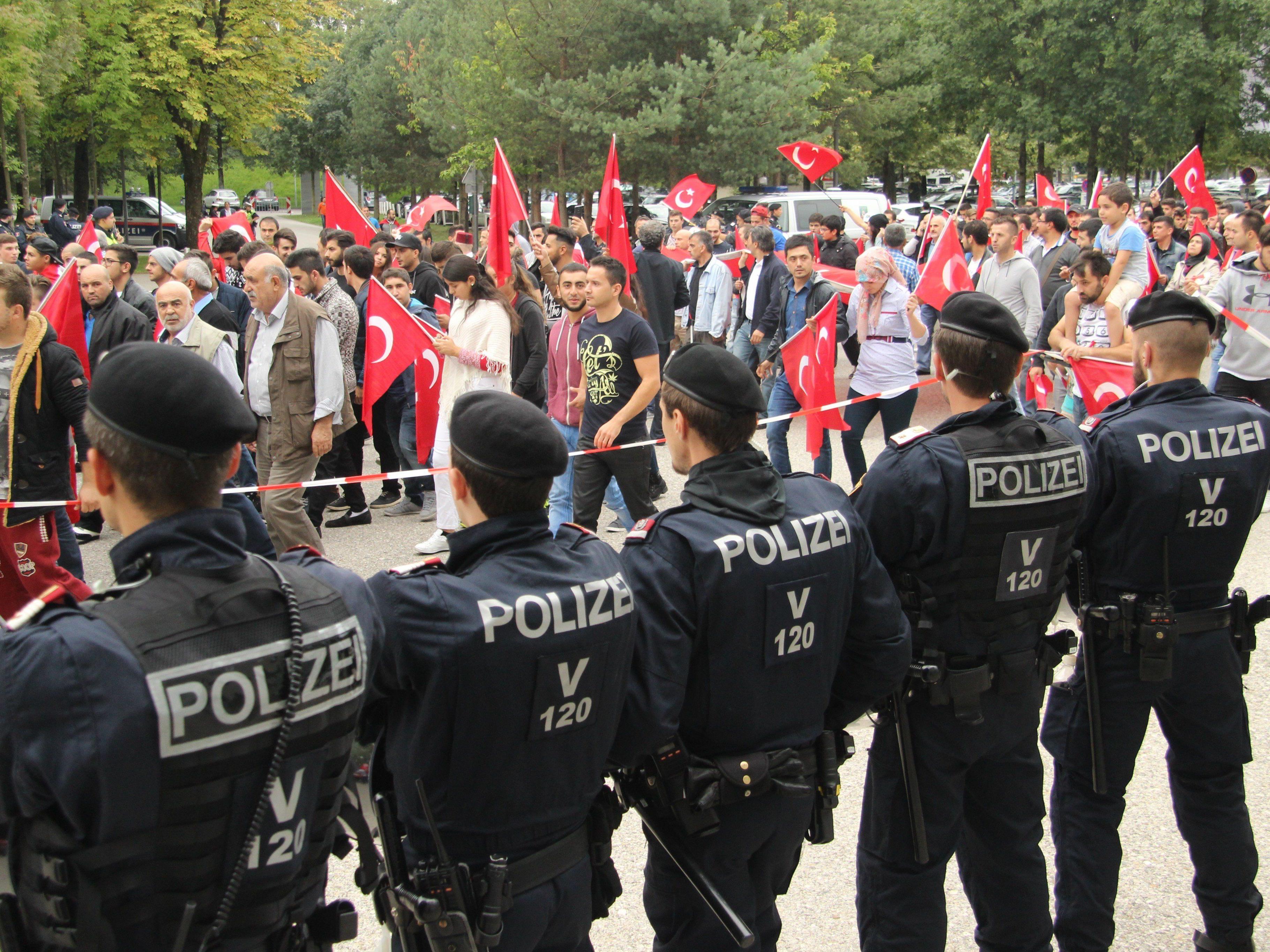 2.000 Teilnehmer bei Pro-Türkei-Demo in Bregenz.