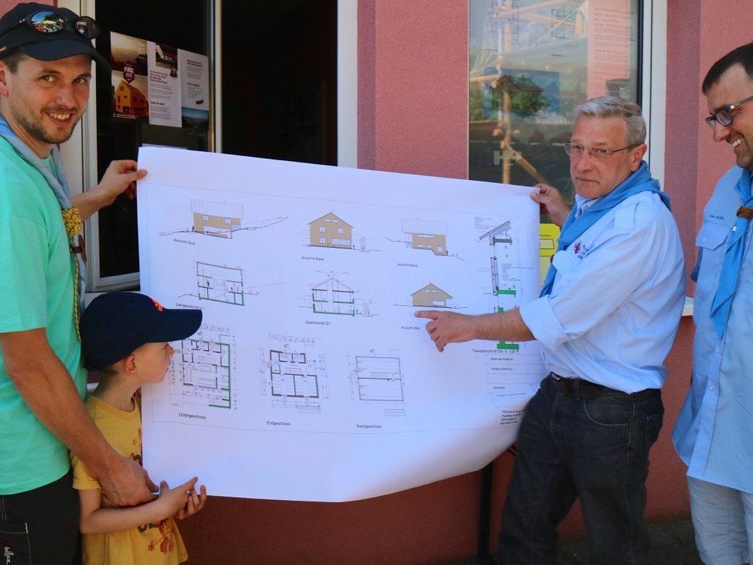 Die Verantwortlichen für den Neubau Gruppenleiter Rainer Ebenhoch und Peter Bachmann präsentieren stolz die Eingabepläne vom „Haus Ratti“ zusammen mit Gildemeister Uwe Ströhle.