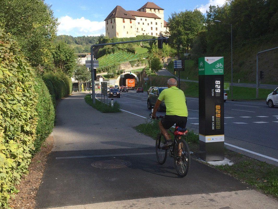 An prominenter Stelle ist Vorarlbergs erster Radbarometer an der L190 nach dem Schattenburgtunnel installiert worden.