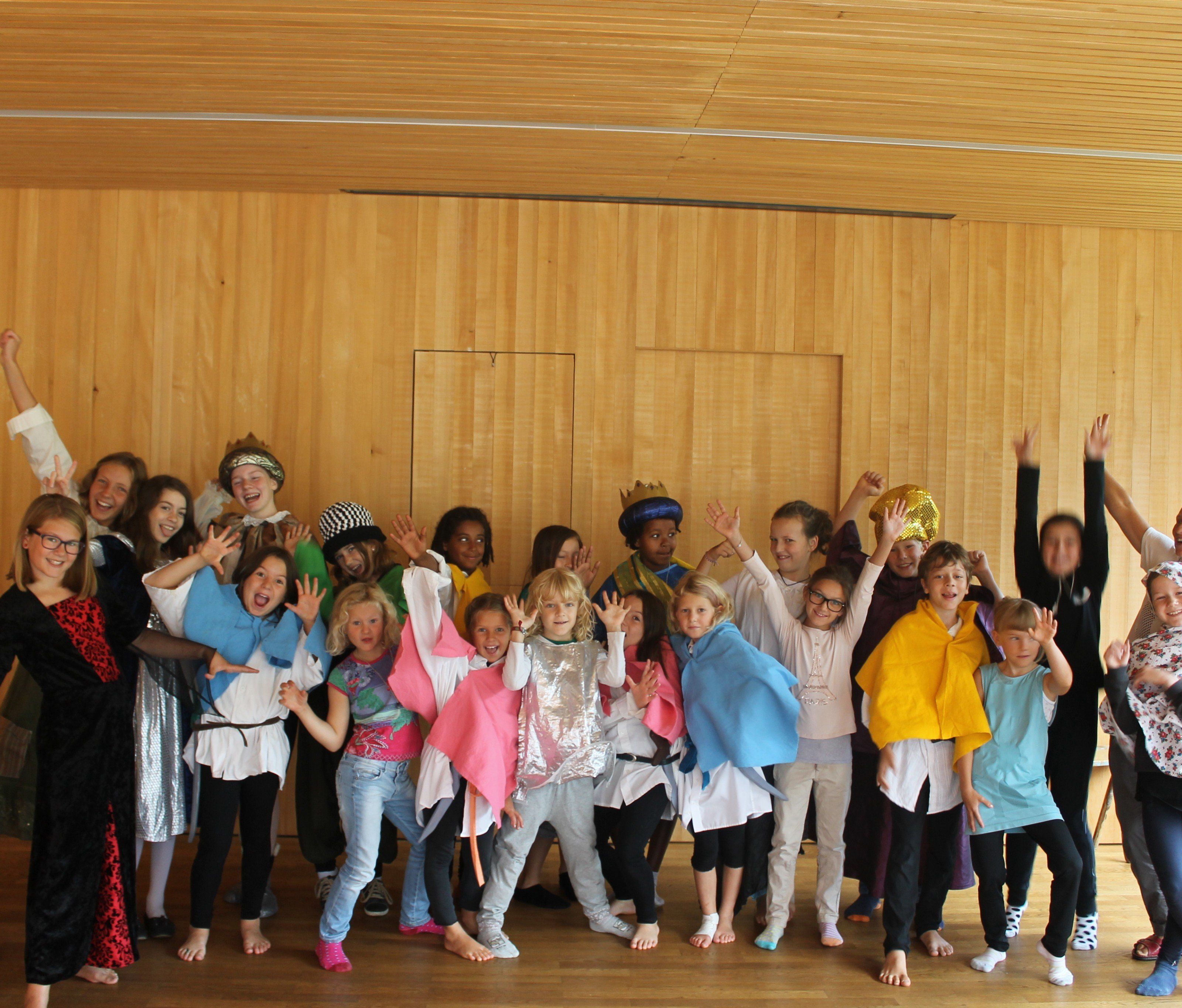 Begeisterte Kinder beim Theaterworkshop