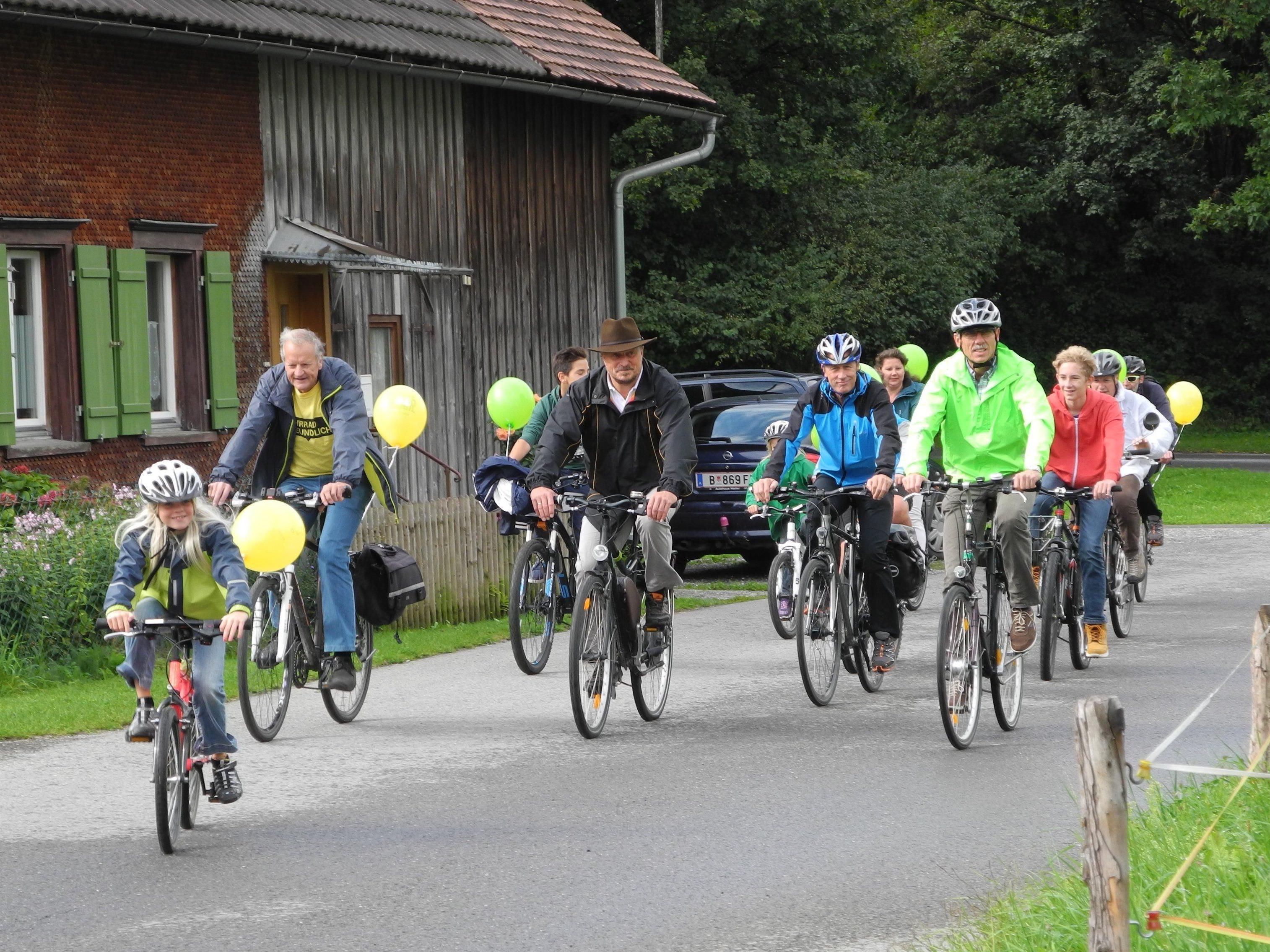 Sportlich fit zeigten sich die Leiblachtaler bei der diesjährigen Fahrrad-Parade mit Preisverlosung des Fahrradwettbewerbs 2015.