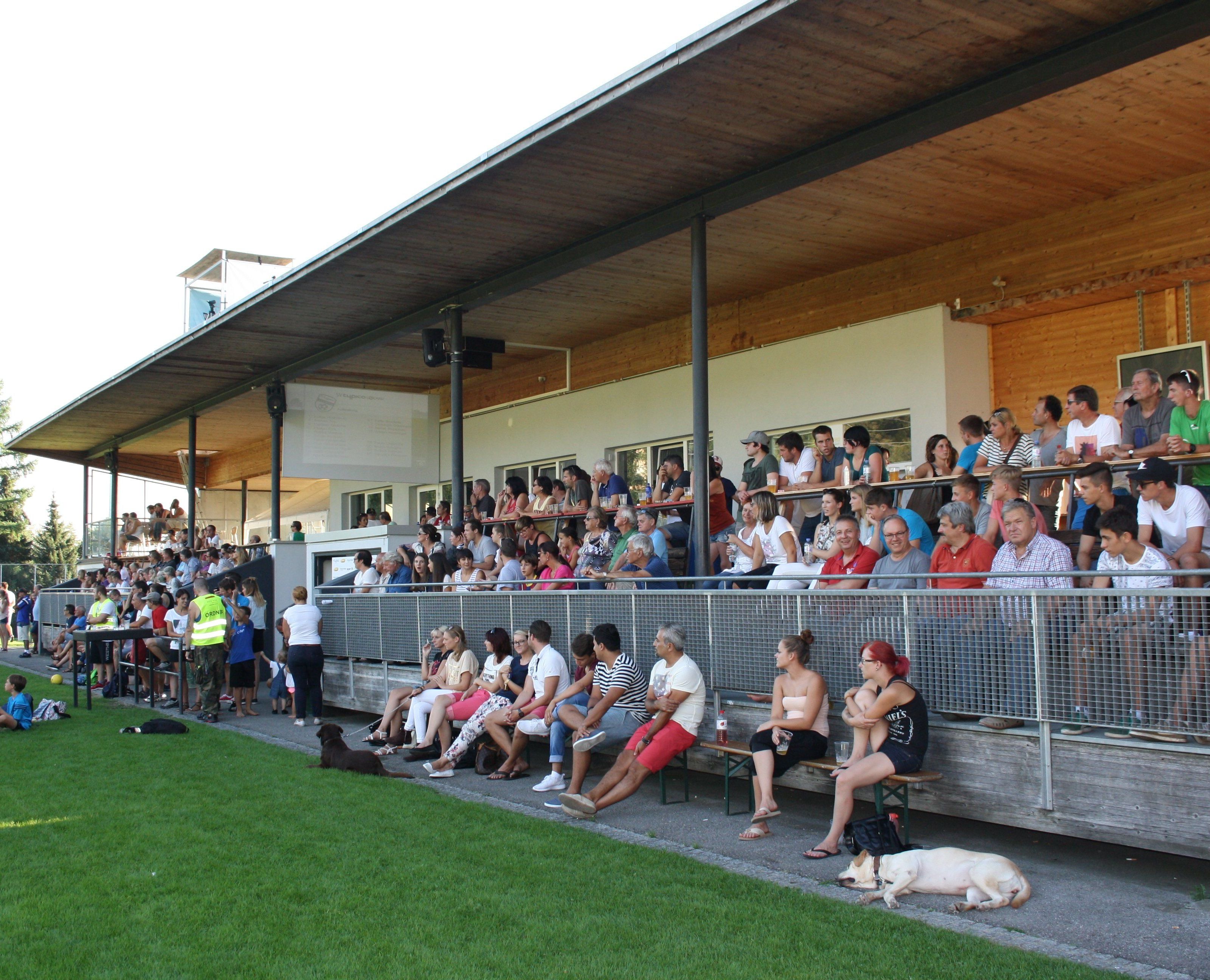Die Haupttribüne am Hoferfeld wird zum willkommenen Treffpunkt der Lochauer Fußballfans. Die Haupttribüne am Hoferfeld wird zum willkommenen Treffpunkt der Lochauer Fußballfans.