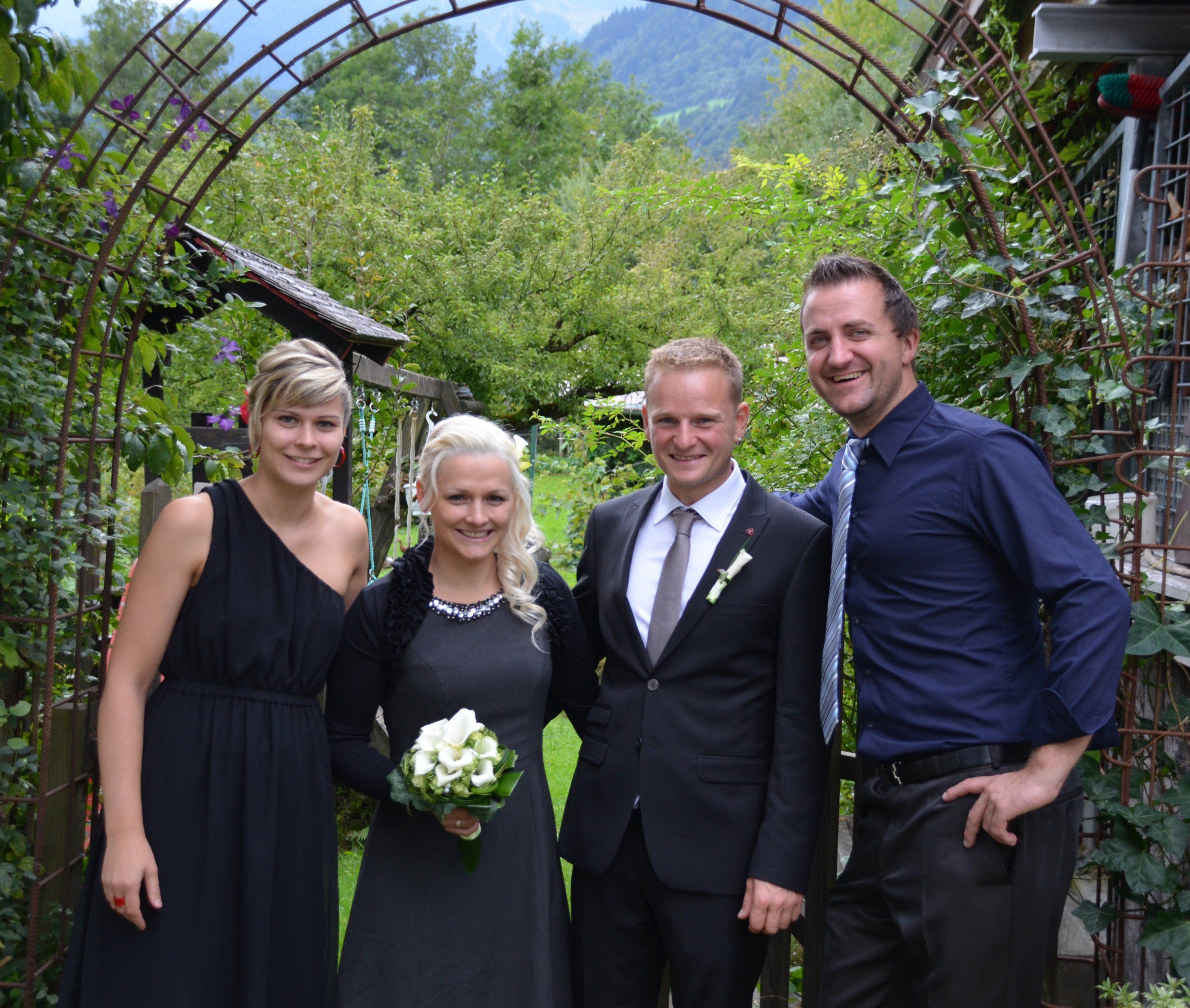 Das Brautpaar mit seinen Trauzeugen. Das Brautpaar mit seinen Trauzeugen.