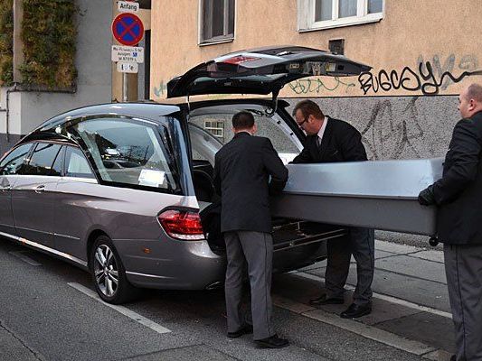 Beim Abtransport der Leiche in Wien-Margareten. Beim Abtransport der Leiche in Wien-Margareten.