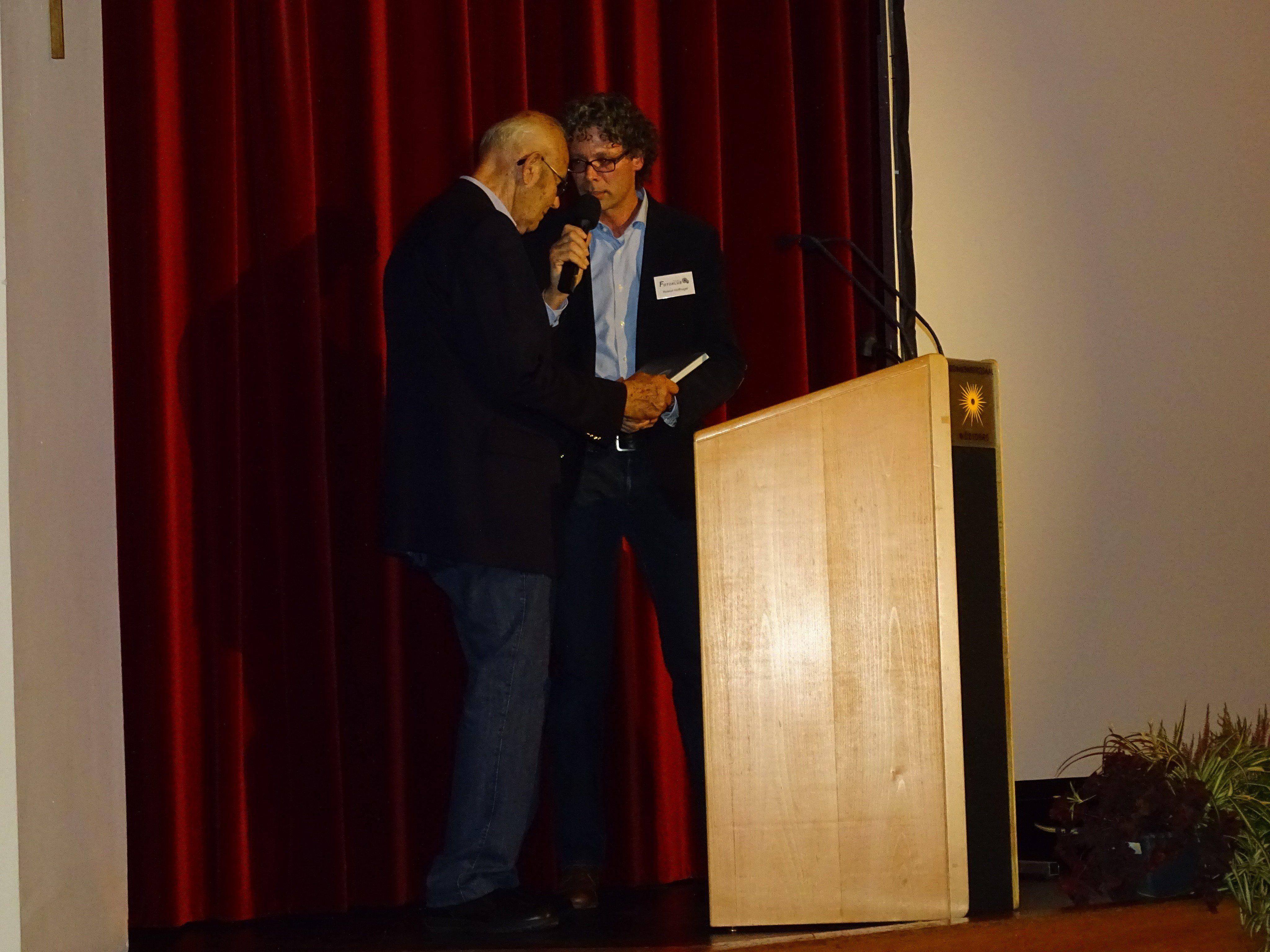 Fotoklub-Obmann Roland Huffnagel überreichte an diesem Abend das erste Exemplar des Fotobands „Nüziger Einblicke“ an Ehrenmitglied Othmar Huber. Fotoklub-Obmann Roland Huffnagel überreichte an diesem Abend das erste Exemplar des Fotobands „Nüziger Einblicke“ an Ehrenmitglied Othmar Huber.