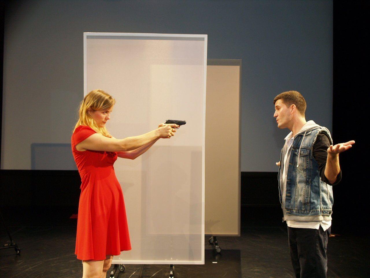 Schauspielern Olivia Stutz und Flavio dal Molin im Stück "Dating Mr. Bad Guy".