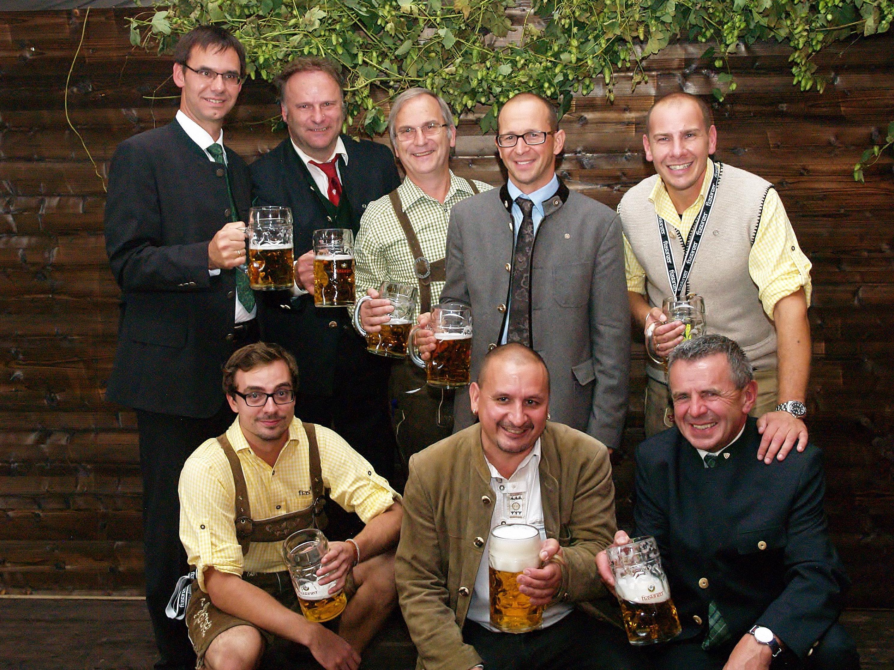 Landeshauptmann Markus Wallner und die Gastgeber der Brauerei Frastanz erfreuten sich am frisch gezapften Bockbier.