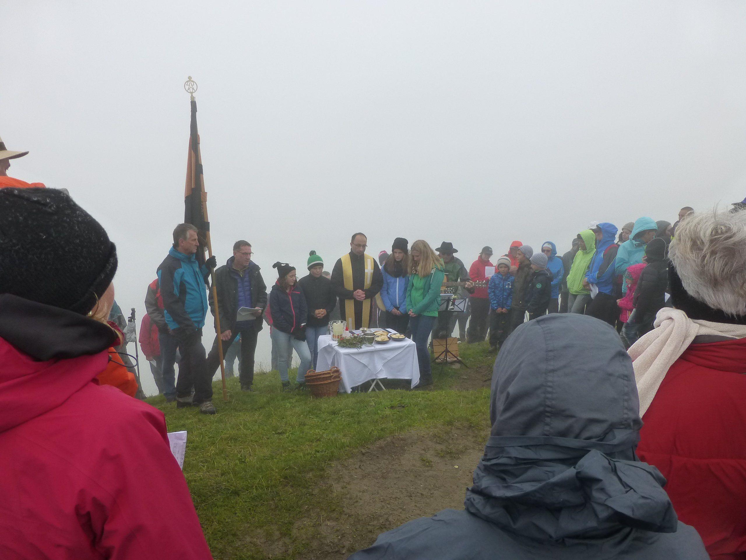 Der Klauser/Fraxner Pfarrer Pio Reinprecht bei der Weihe des neuen Gipfelkreuzes auf der hohen Kugel.