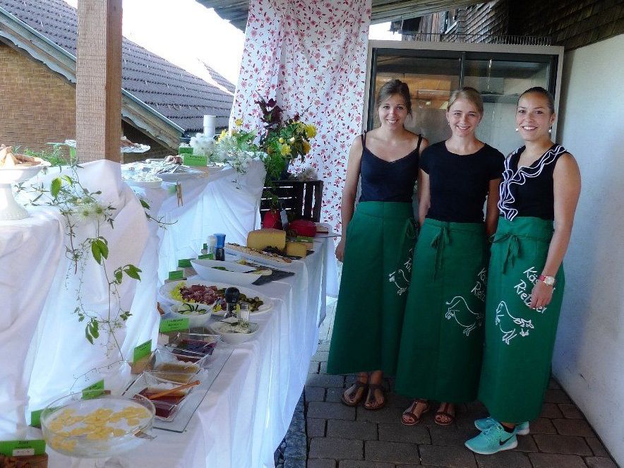 Das Käsehof-Team erwartete seine Gäse mit kulinarischen Köstlichkeiten.