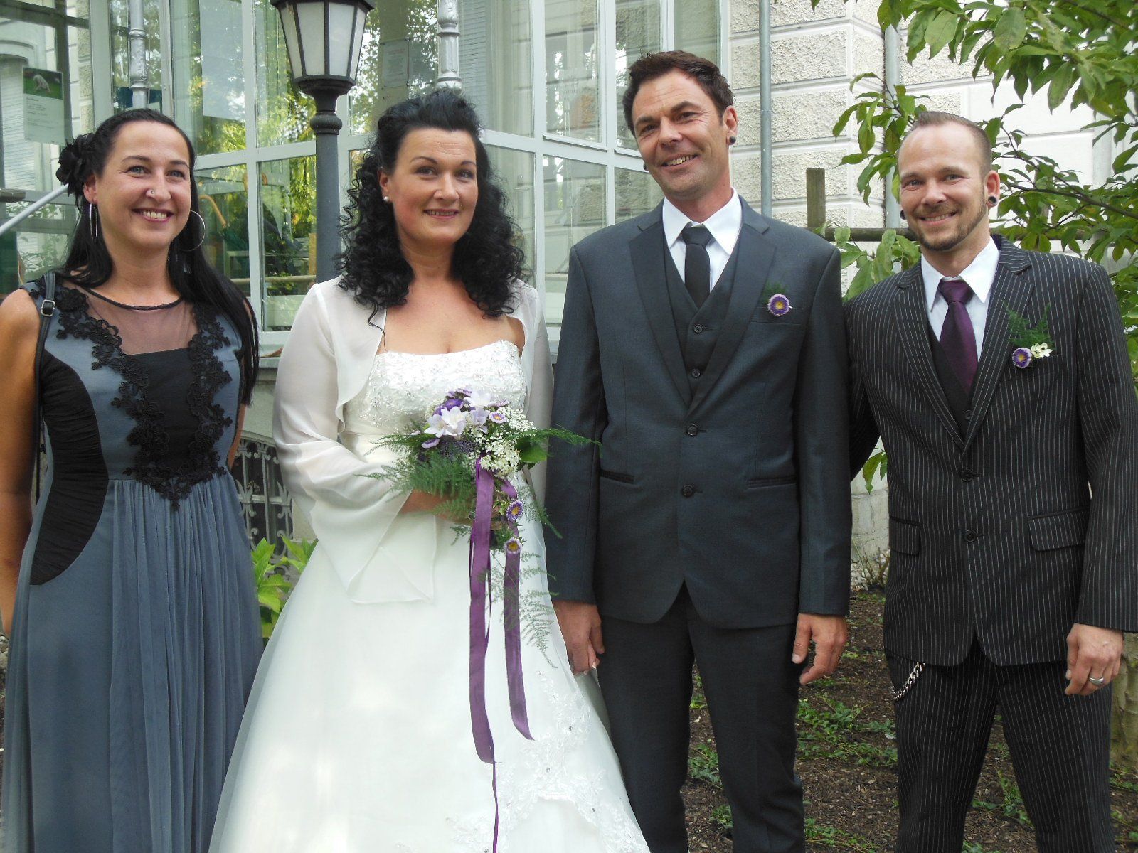 Das glückliche Paar mit den Hochzeitsgästen. Das glückliche Paar mit den Hochzeitsgästen.