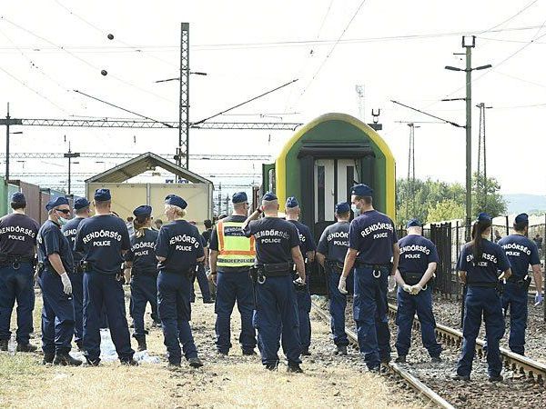 Die ungarische Polizei ist am Bahnhof im Budapester Vorort Bicske im einsatz - und hat nun vier Aktivisten aus Wien gefasst Die ungarische Polizei ist am Bahnhof im Budapester Vorort Bicske im einsatz - und hat nun vier Aktivisten aus Wien gefasst