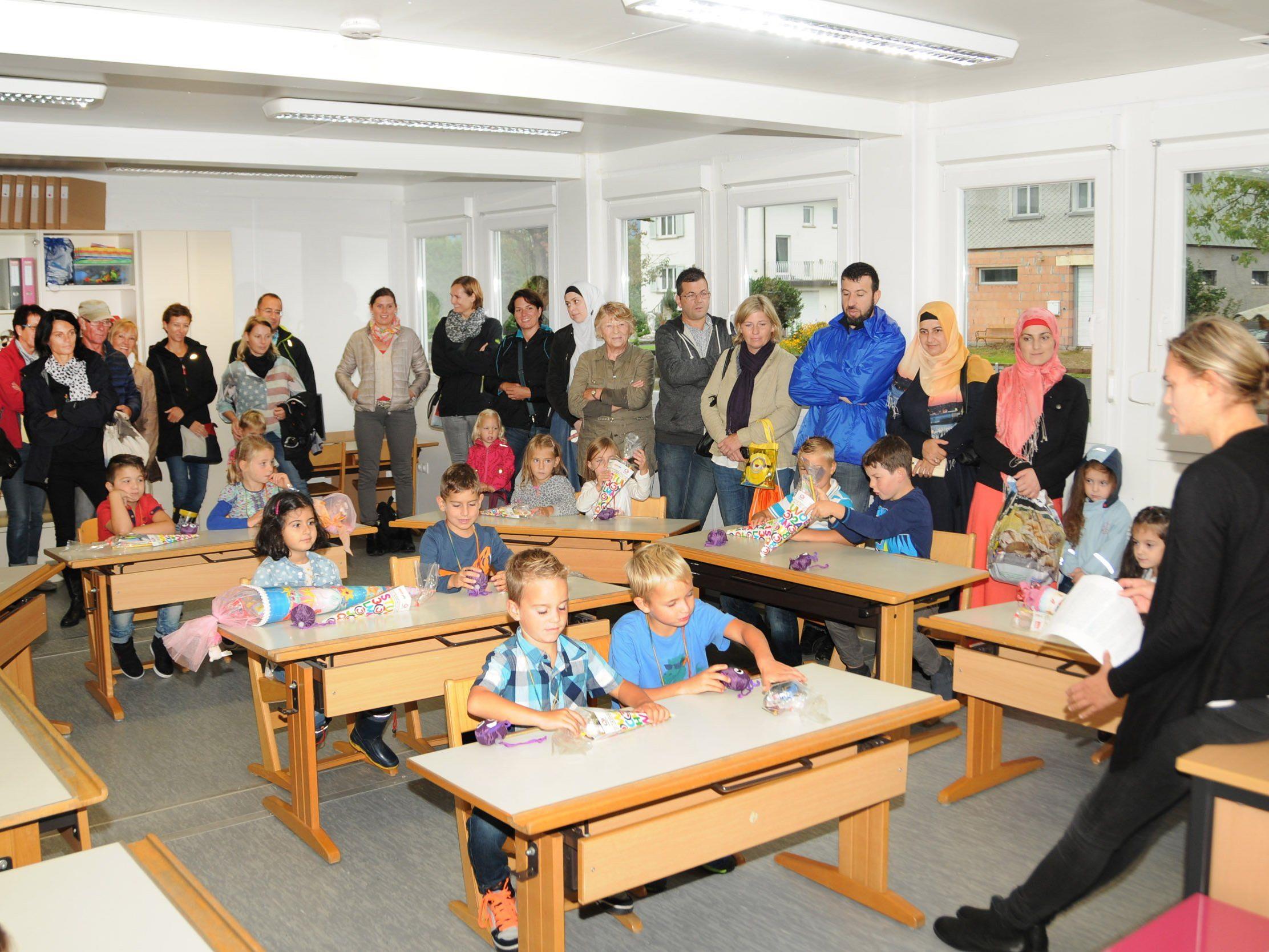 Schulbeginn in der 1a der Containerschule Höchst, der Ersatzschule für die VS Unterdorf