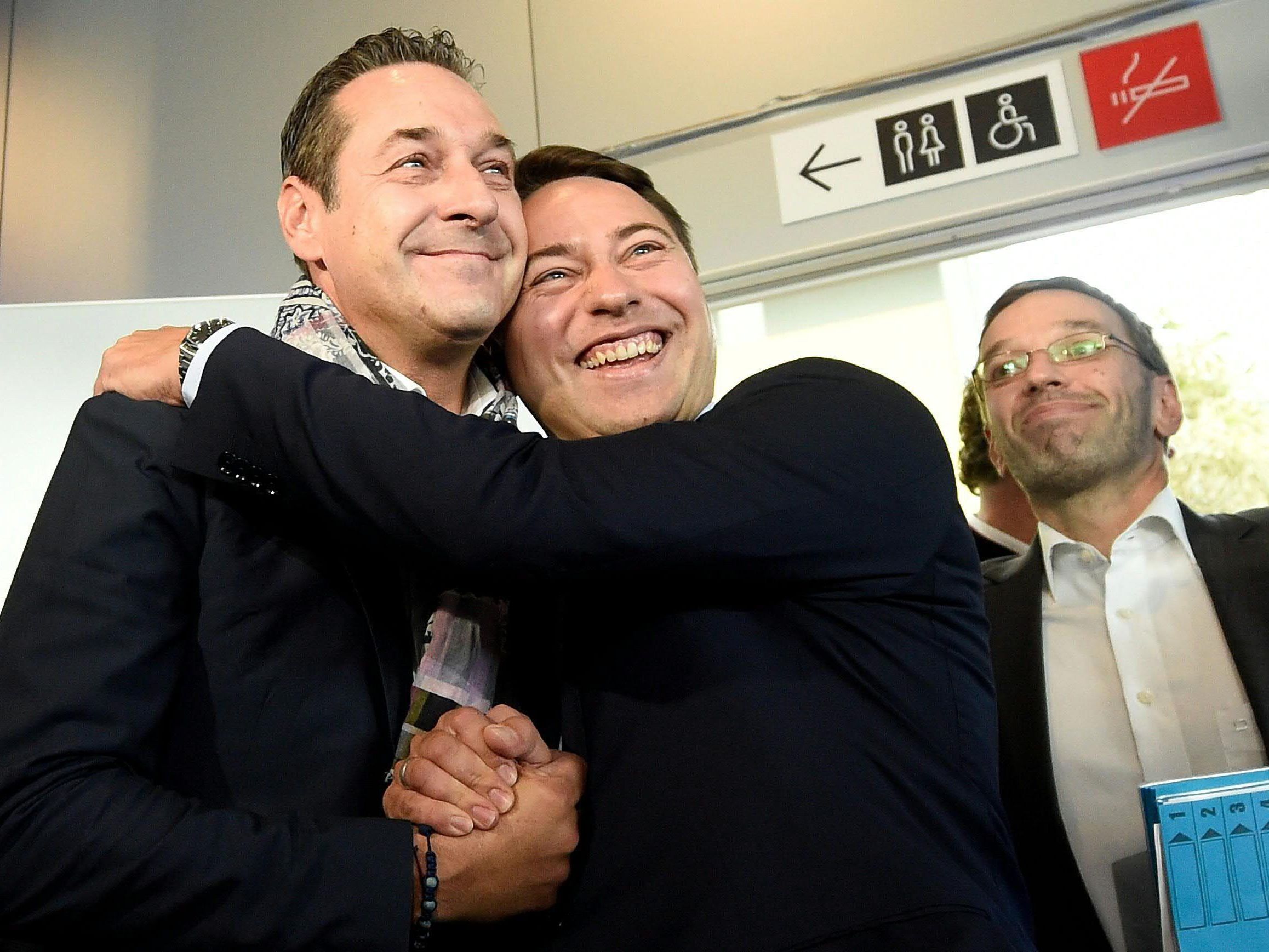 HC Strache und Manfred Haimbuchner nach der Landtagswahl in Oberösterreich. HC Strache und Manfred Haimbuchner nach der Landtagswahl in Oberösterreich.