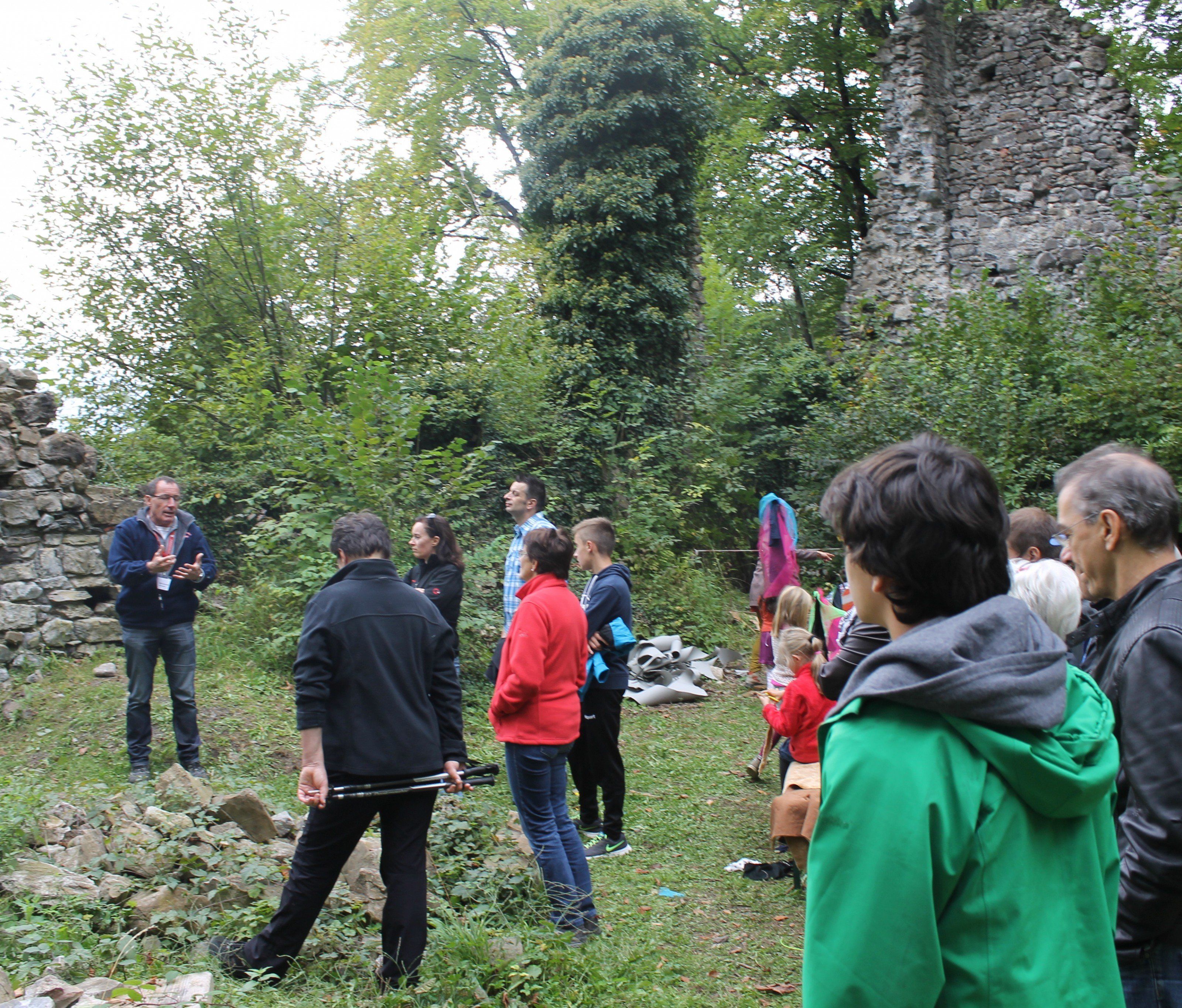 Interessierte Zuhörer auf der Ruine Interessierte Zuhörer auf der Ruine