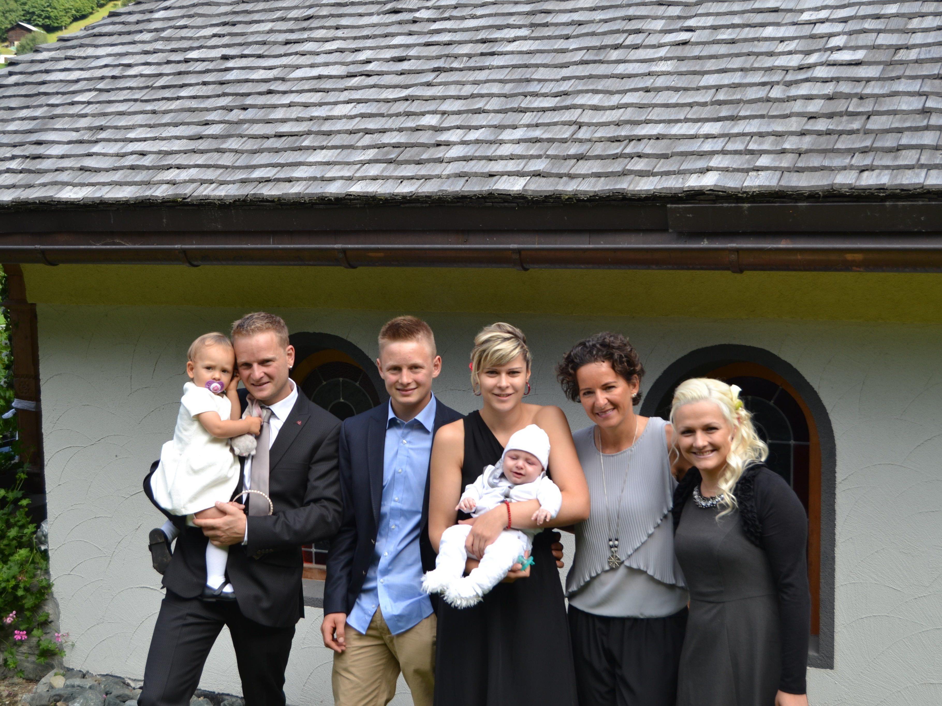 Taufe von Linus Marent mit den Eltern und den Taufpaten.