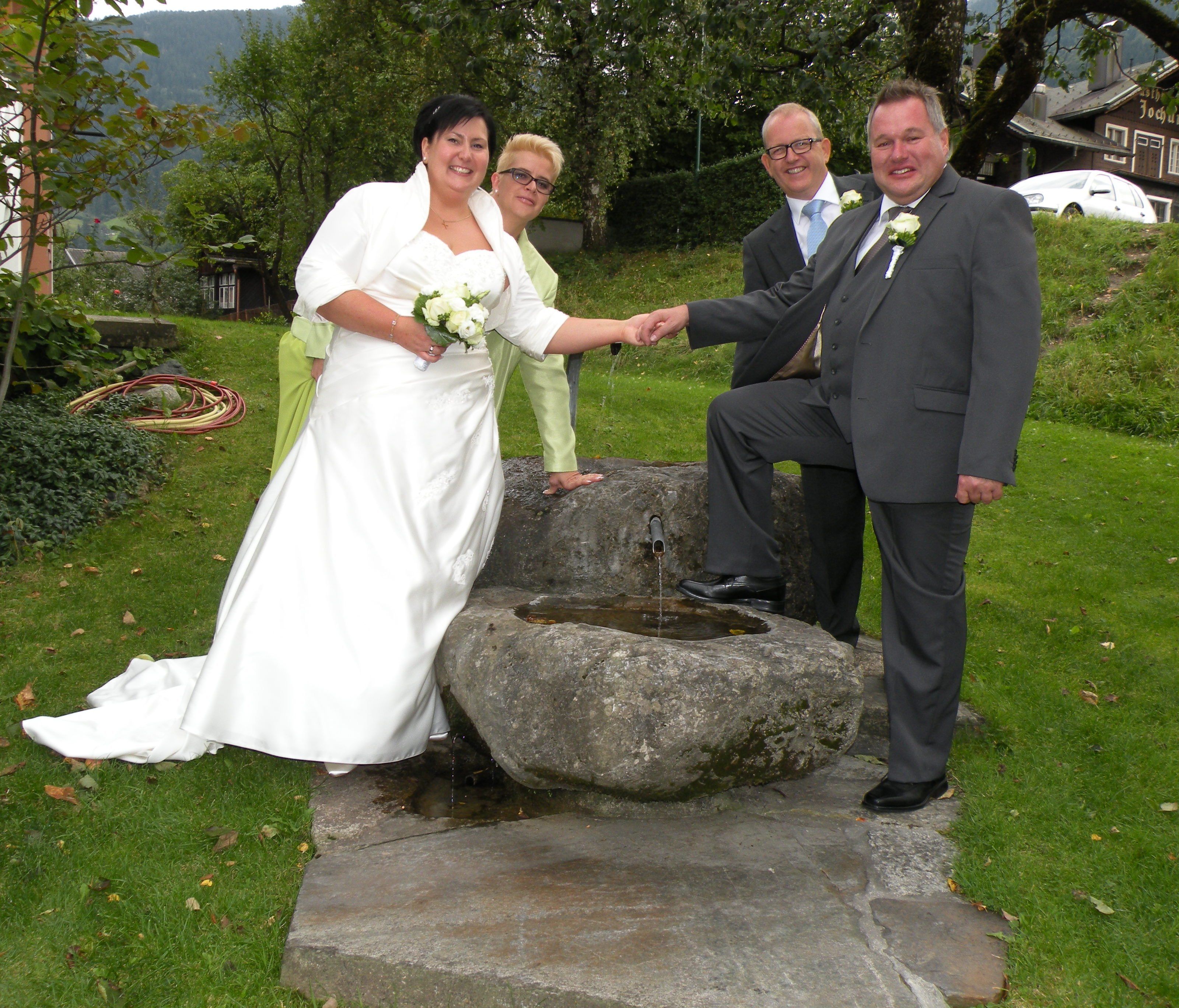 Das Brautpaar mit seinen Trauzeugen. Das Brautpaar mit seinen Trauzeugen.