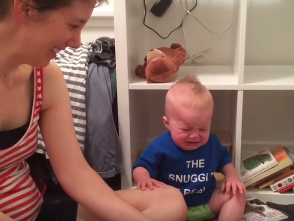 Dieses Baby mag es einfach nicht, wenn ein Buch zu Ende geht Dieses Baby mag es einfach nicht, wenn ein Buch zu Ende geht