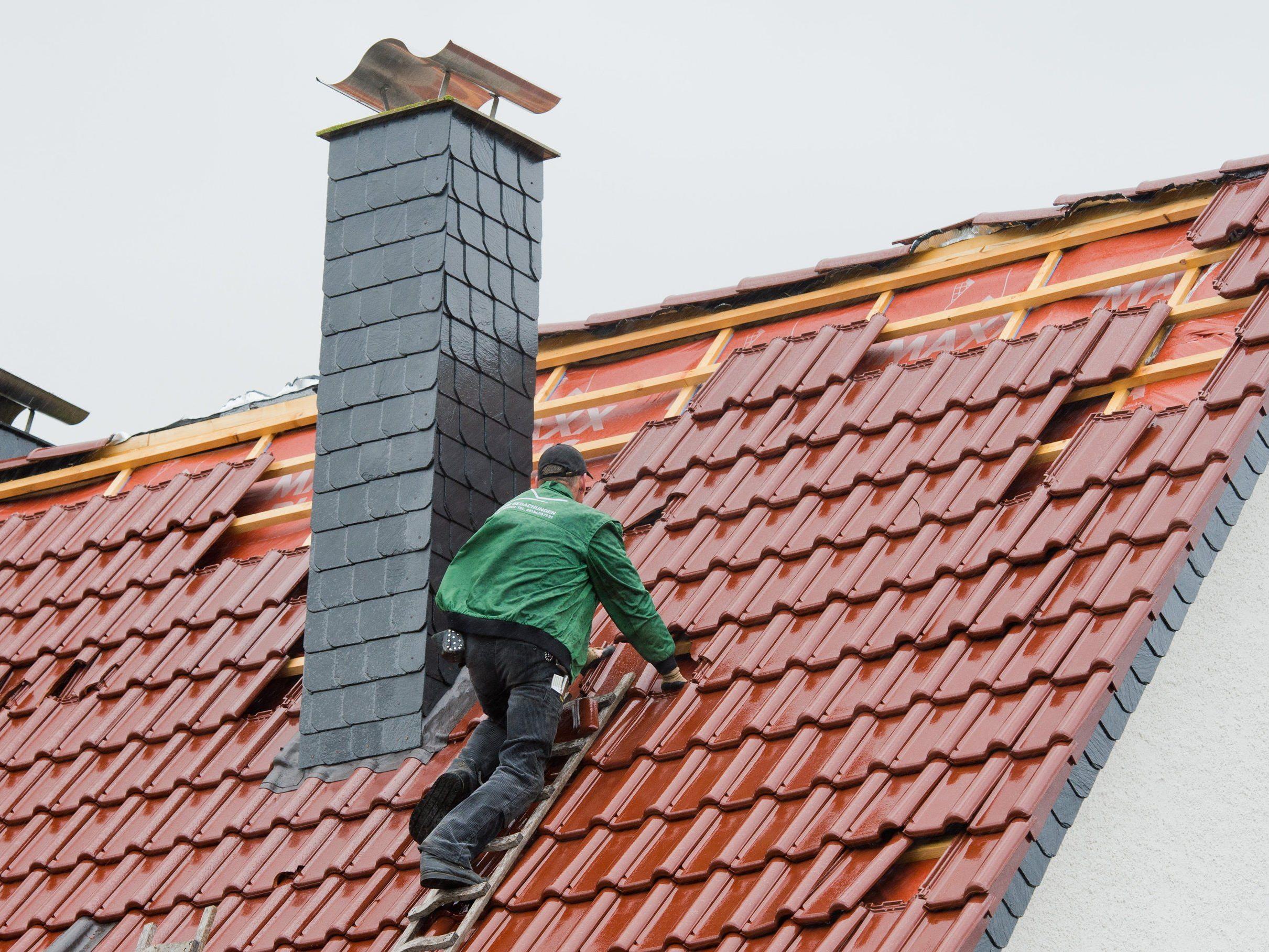 David Perez sah seinen älteren Nachbarn alleine sein Dach decken und half (Symbolbild).