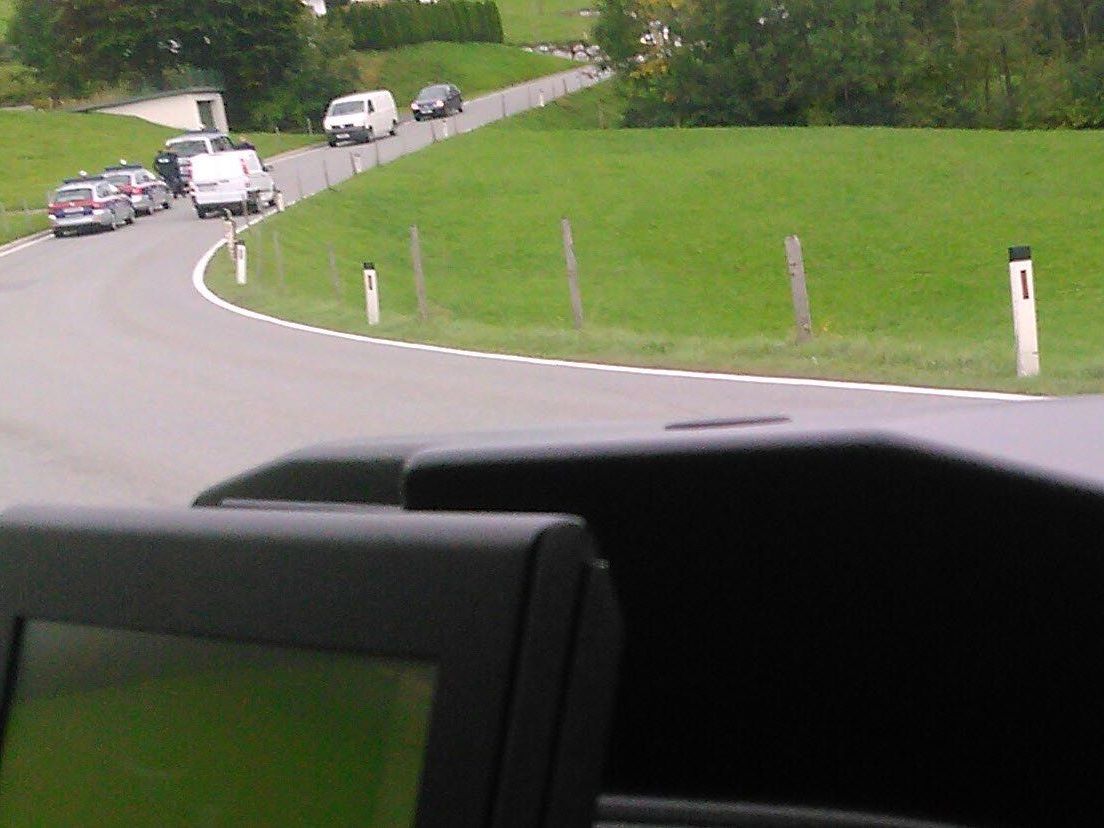 Der Polizeieinsatz in der Lingenauer Parzelle Hohl aus dem Blick des Rot- Kreuz-Wagens.