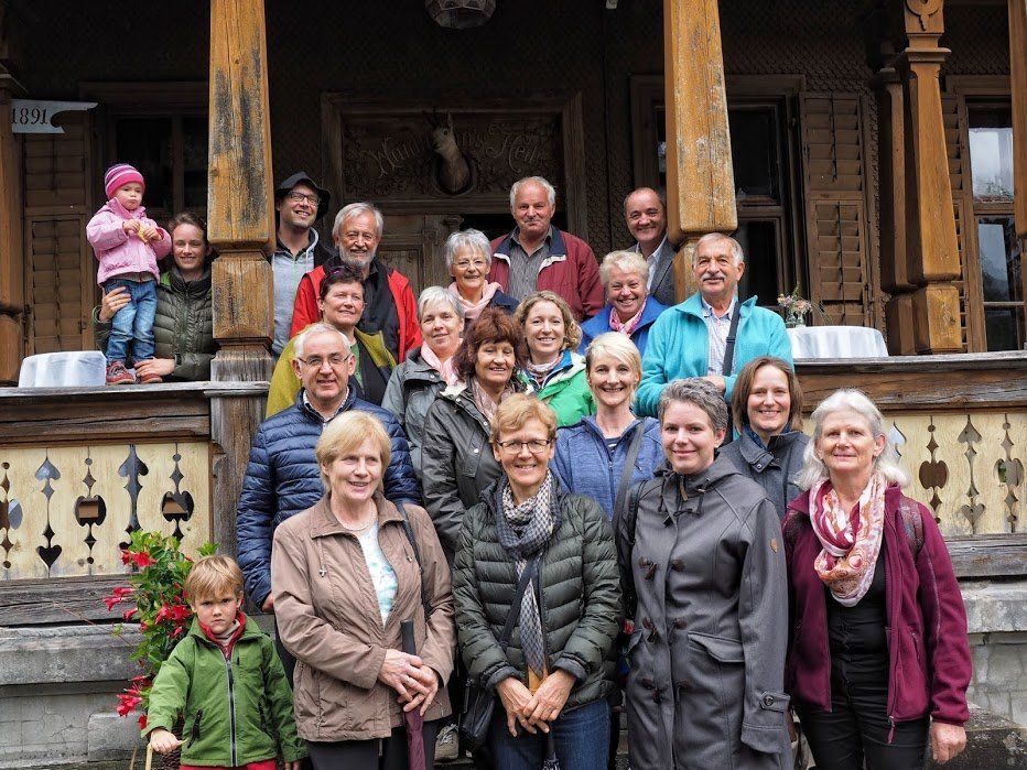 Die Sängerinnen und Sänger vor dem Eingang der Villa Maund Die Sängerinnen und Sänger vor dem Eingang der Villa Maund